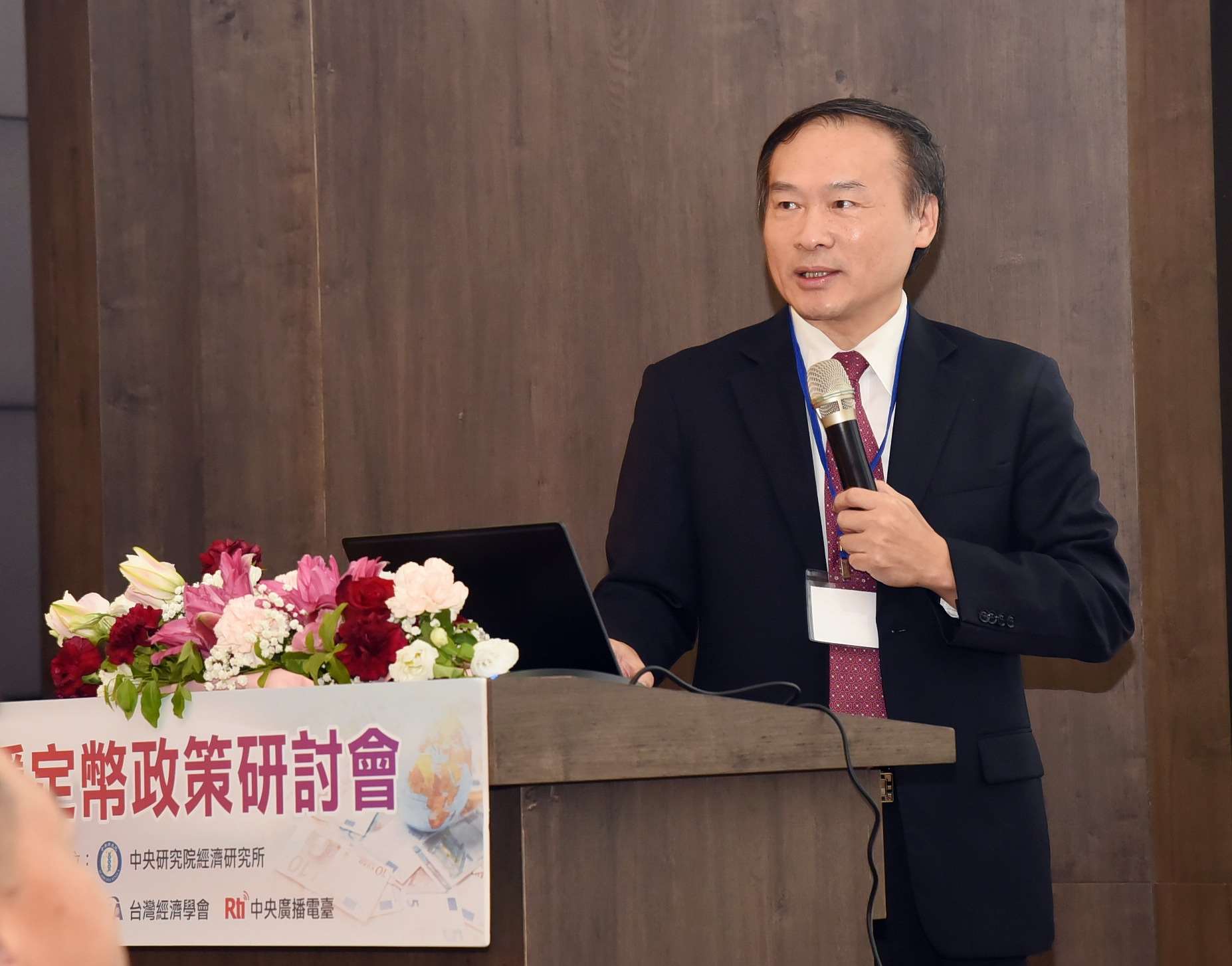 台灣票據交換所黃昱程董事長以「穩定幣迷思」為題發表演說。