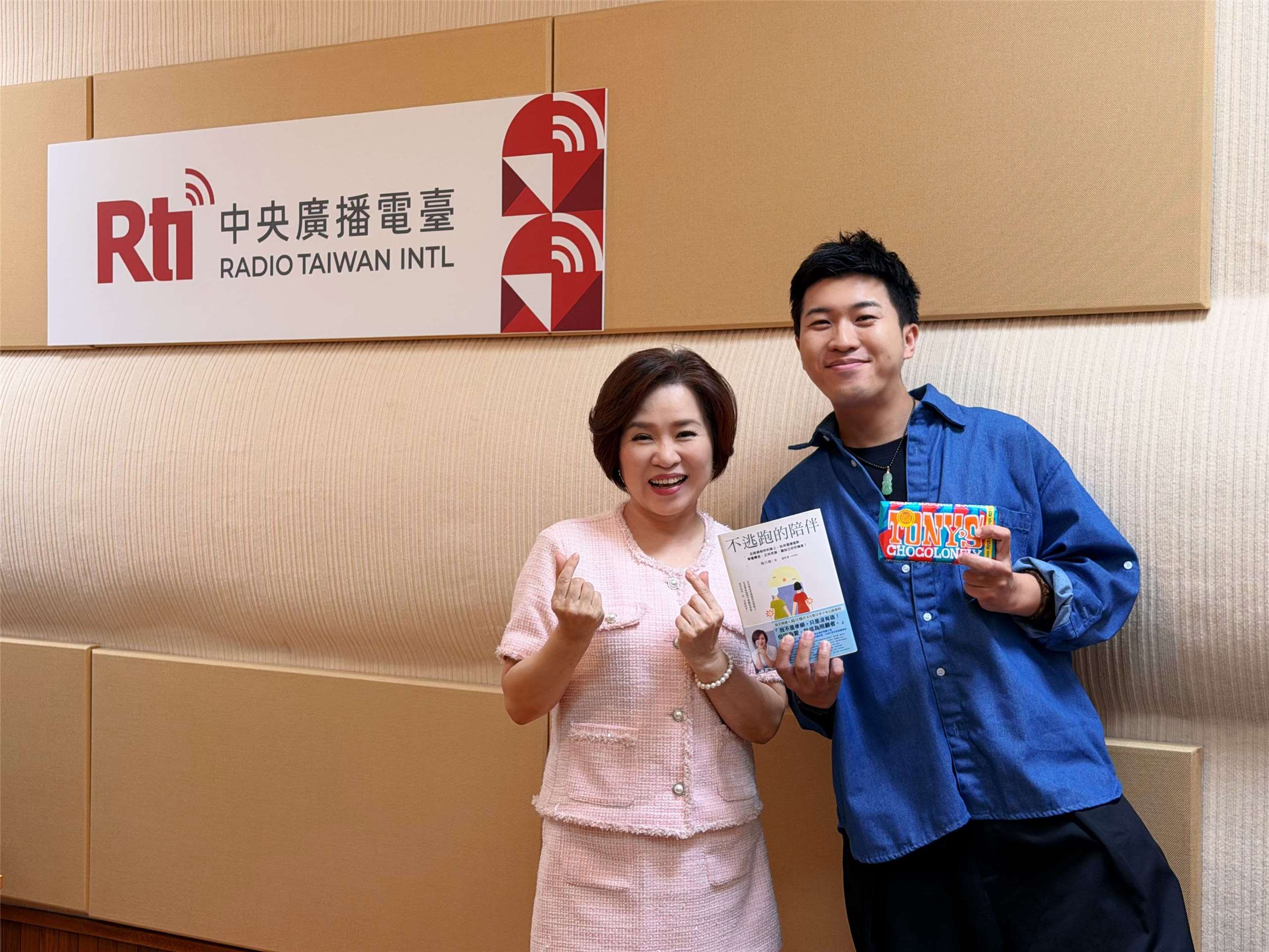 主持人內克與來賓阿娥姐（左）