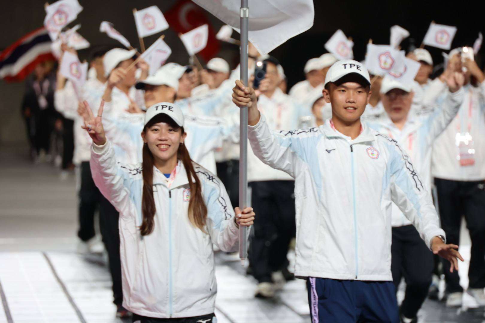東京聽奧開幕式台灣代表團由林家文、鄒少宇掌旗進場。（運動部提供）