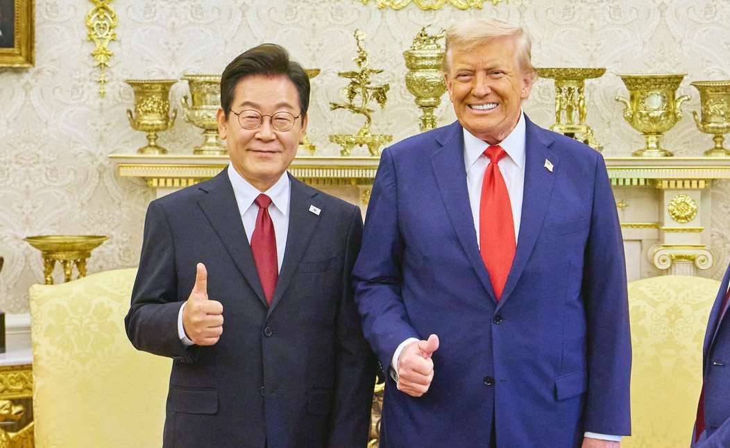 韓國總統李在明(左)2025年8月25日與美國總統川普(右)舉行峰會，美國批准南韓造核潛艇。(翻攝李在明臉書)