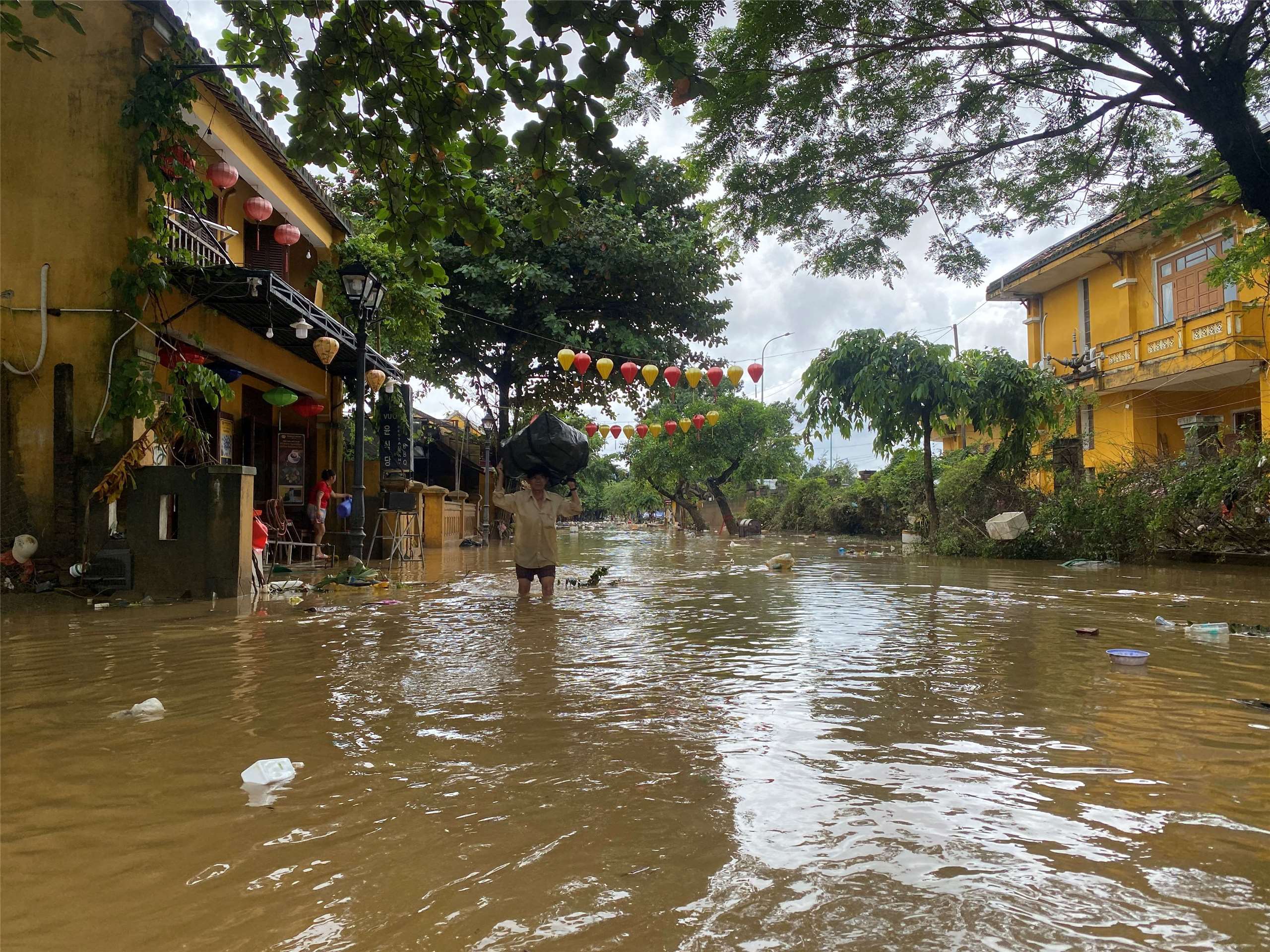 越南中部地區10月底以來遭遇暴雨襲擊釀成洪災，街道化作河道。 