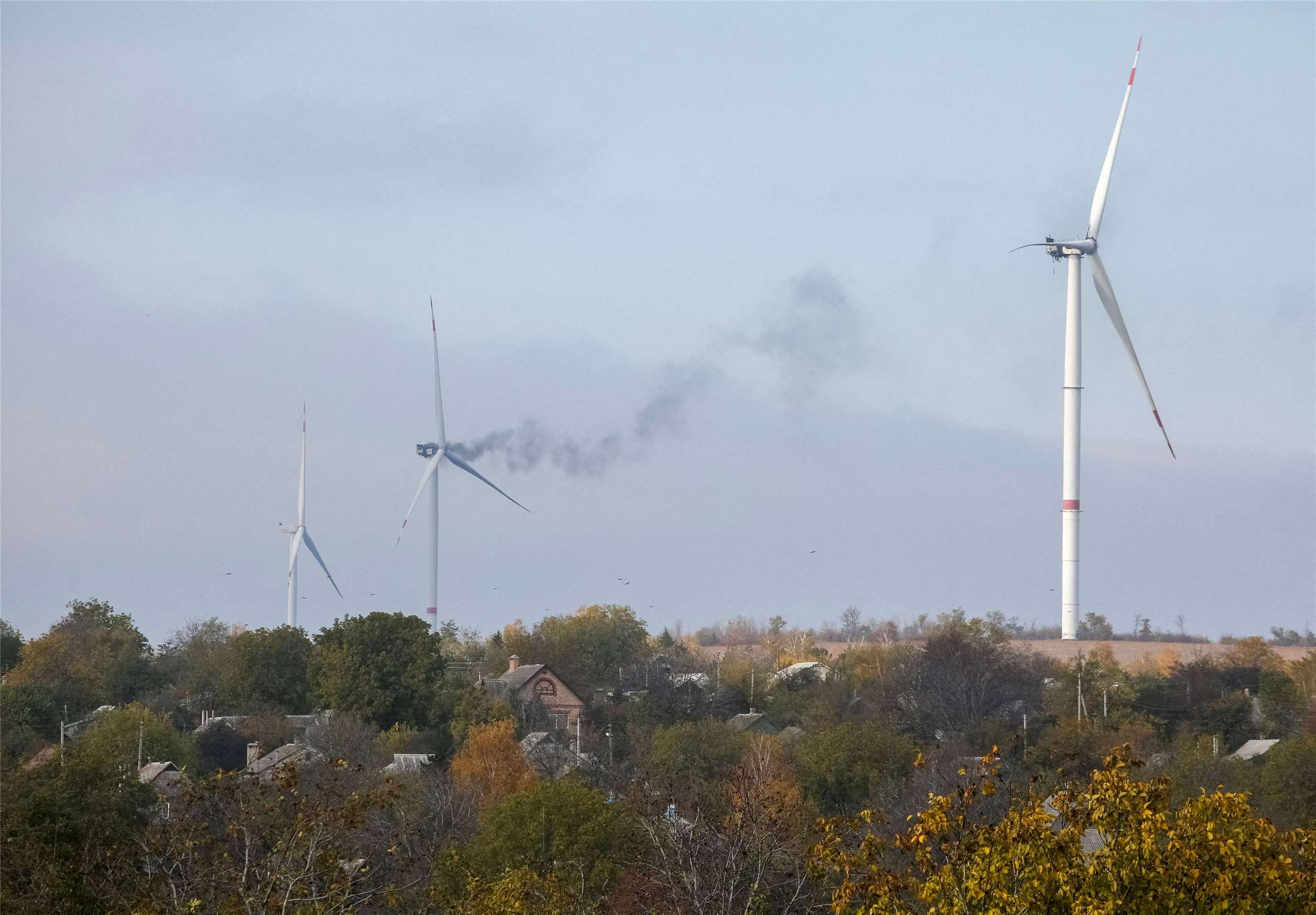 俄烏戰爭持續。圖為烏克蘭發電風力渦輪機遭俄羅斯無人機襲擊後冒出濃煙。資料照。