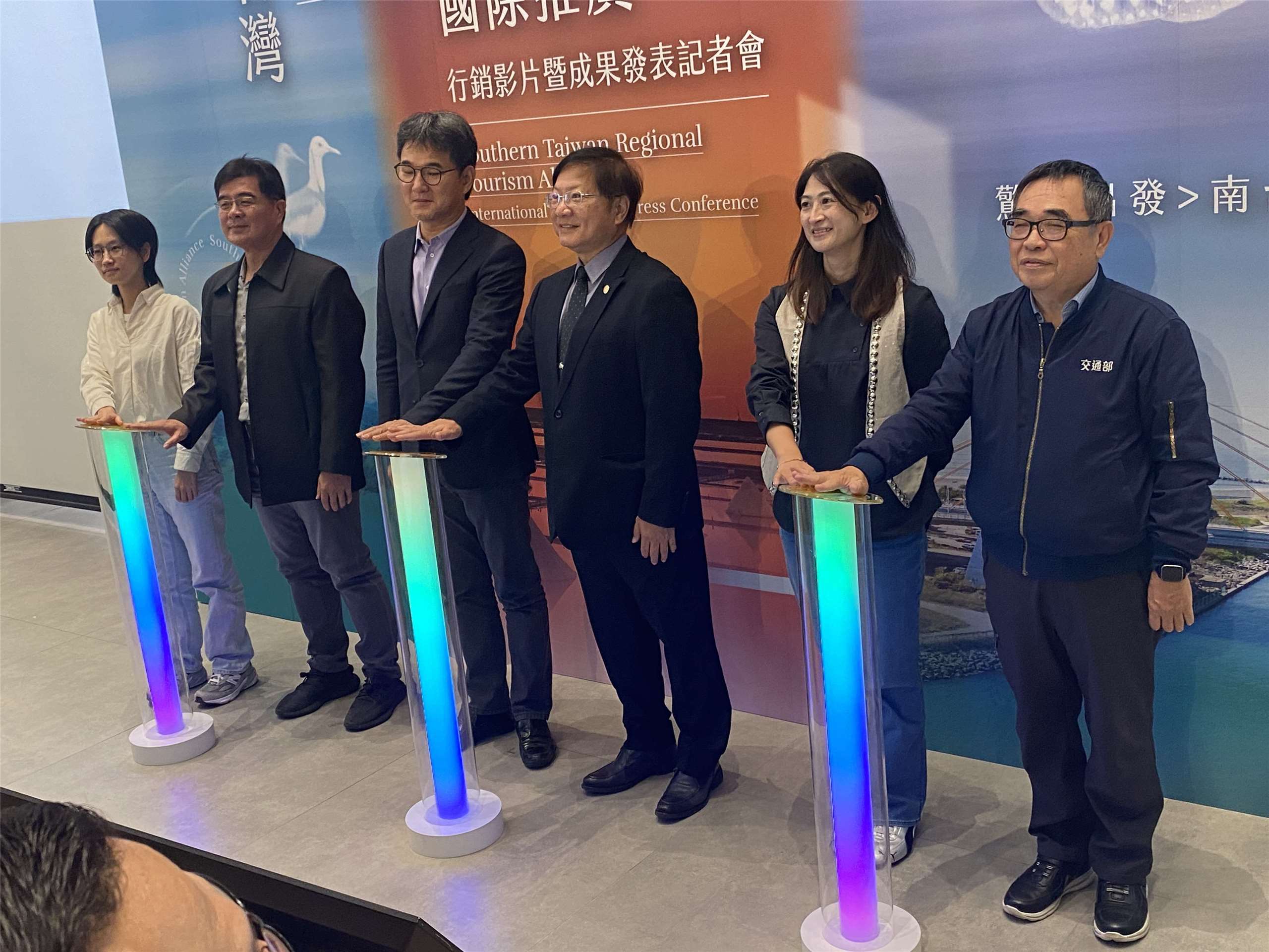 觀光署雲嘉南風管處長徐振能(中右)20日攜手西拉雅、茂林與大鵬灣風景區管理處長，在立委劉建國(中左)見證下，攜手啟動「南區觀光圈」國際行銷活動。(吳琍君攝)