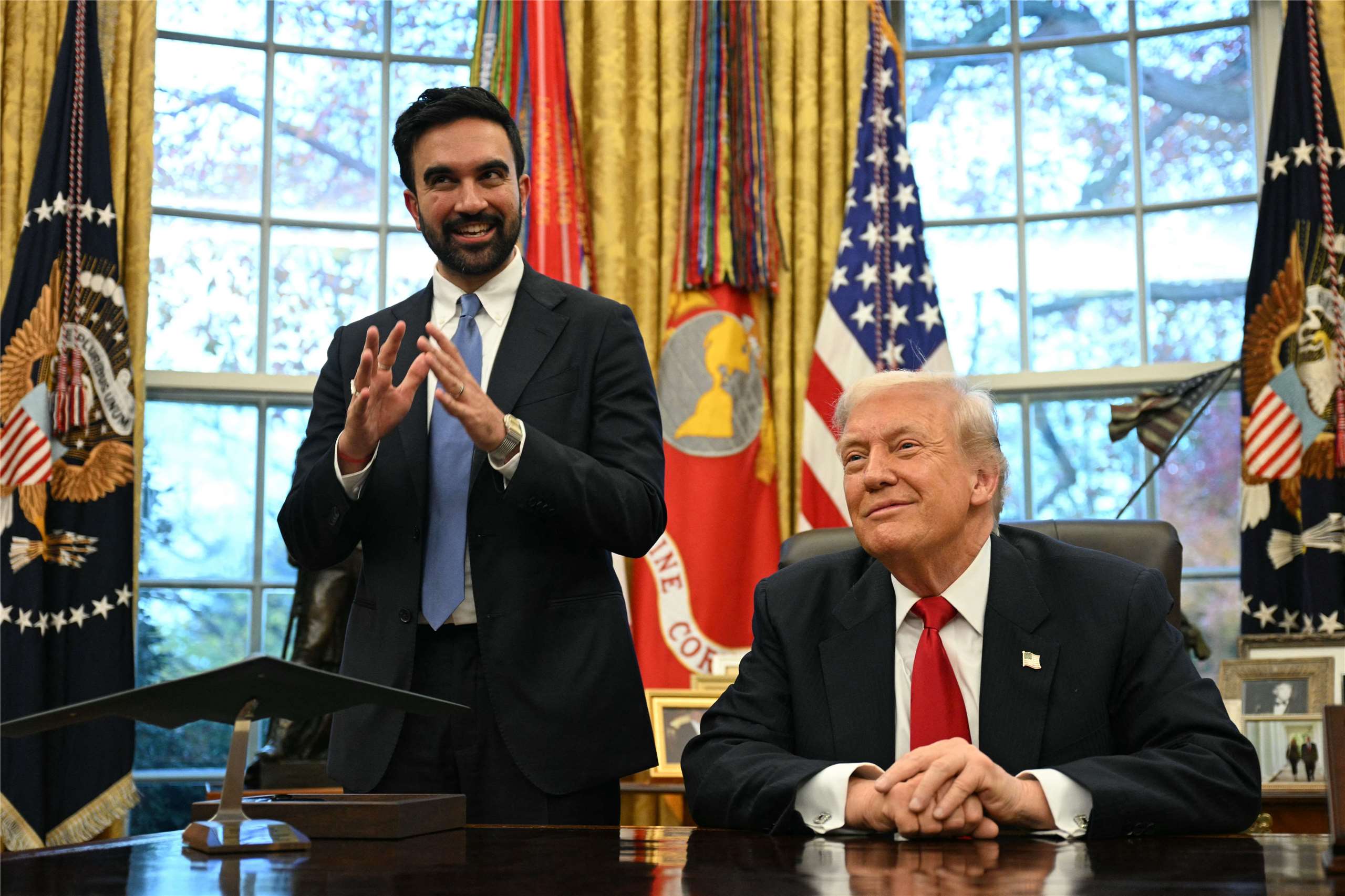 美國總統川普(Donald Trump)(右)在白宮會見紐約市長當選人曼達尼(Zohran Mamdani)(左)。