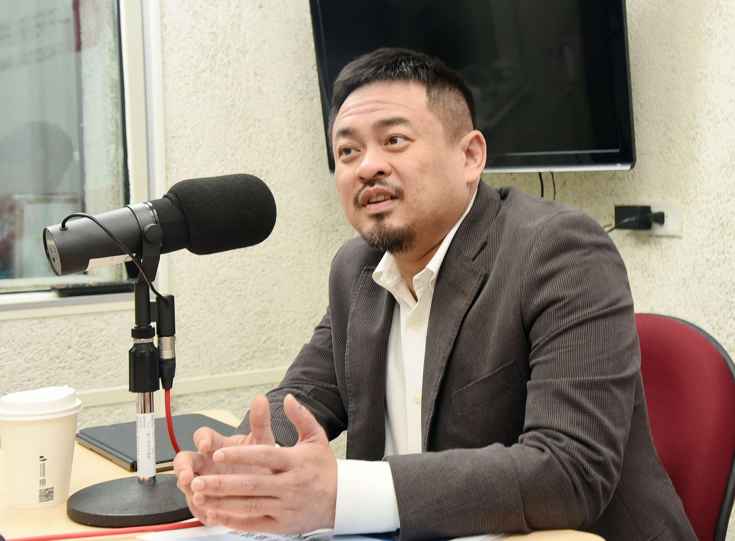 勞動部長洪申翰11日接受中央廣播電台「這樣看中國」節目專訪時指出，政院版的外送員專法將透過法制化，讓四方關係更健康。(江麗華 攝)