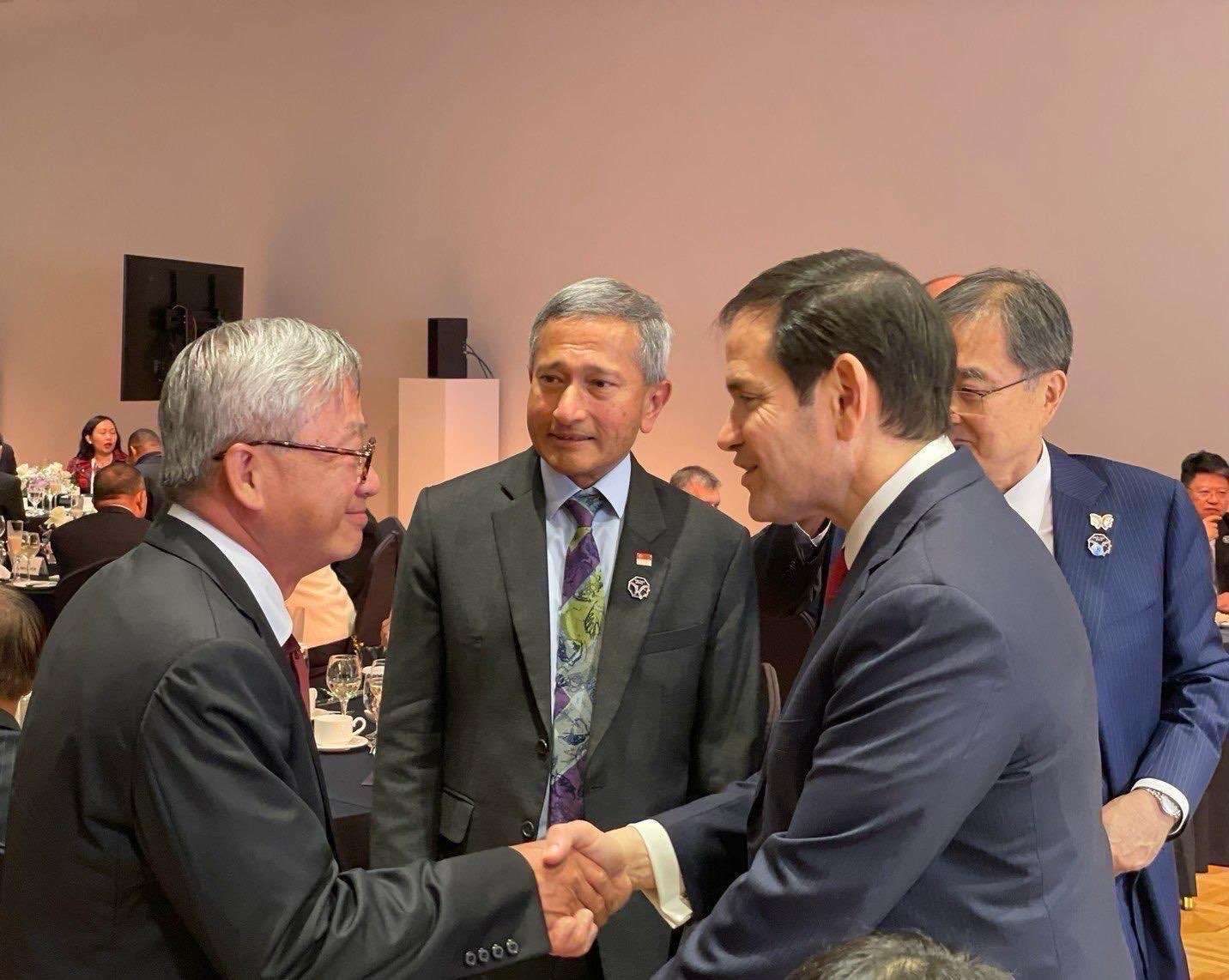 行政院政委兼國科會主委吳誠文(左)與美國國務卿盧比歐(右)在APEC部長會議歡迎晚宴見面交流。(APEC台灣代表團提供)