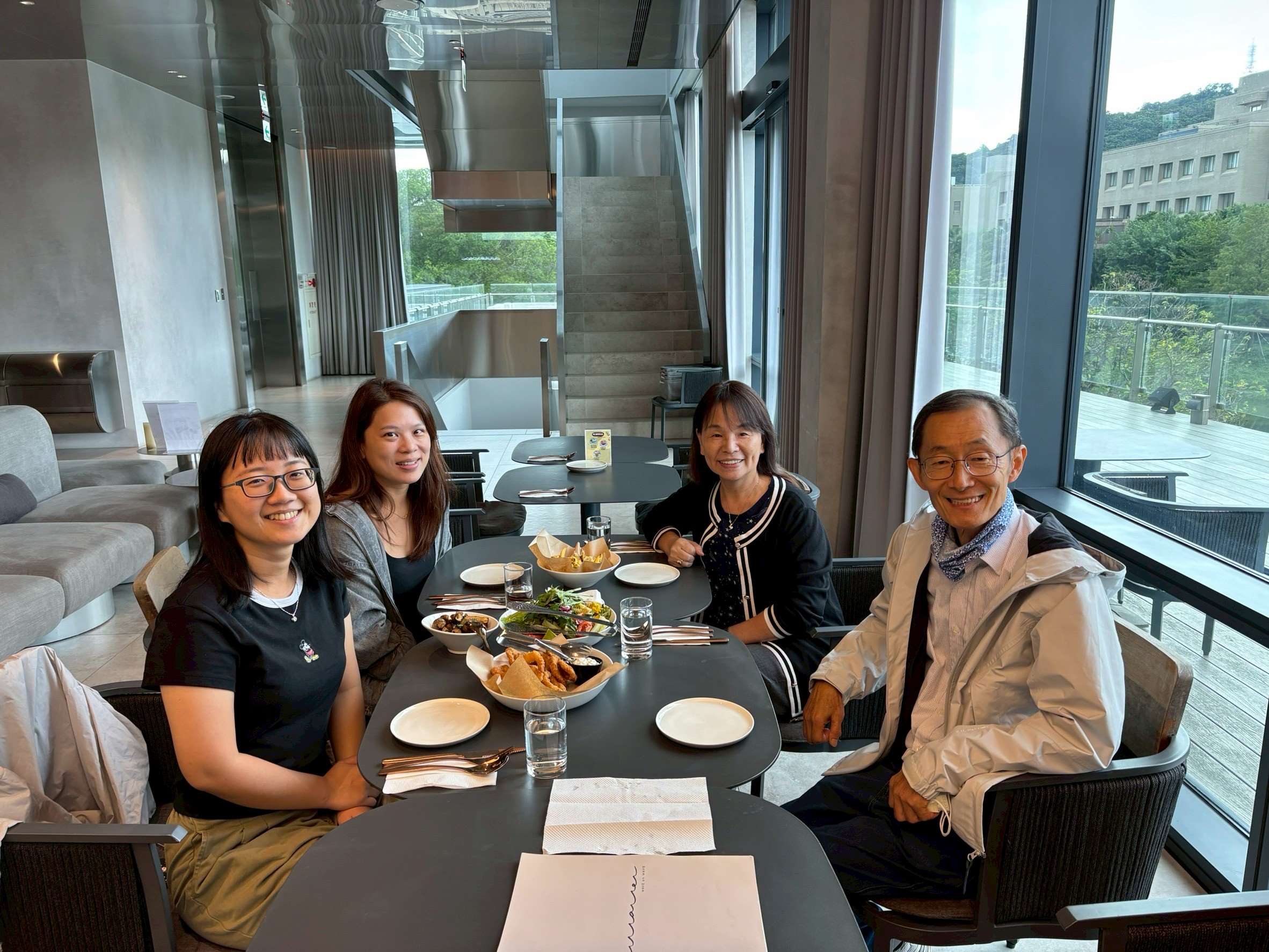 溫馨慶功，謝謝江大哥招待(前左是客家一妹沁樺，後左是金鐘得主品貝)