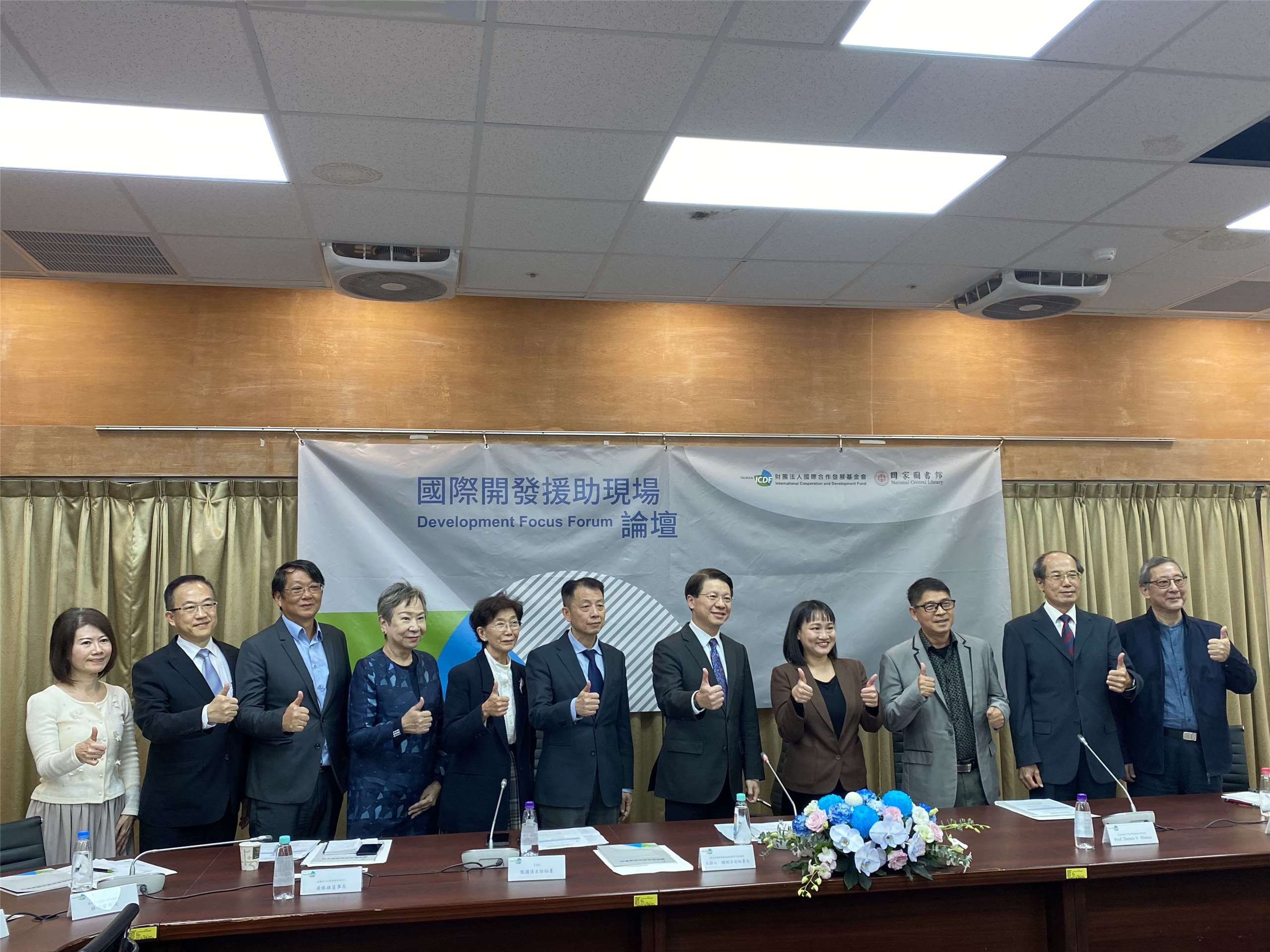 國合會28日在國家圖書館辦理最新一季的「國際開發援助現場論壇」，本次主題為「全球智慧農業發展探究」，與會講者、與談人及主持人合影留念。(陳念宜 攝)