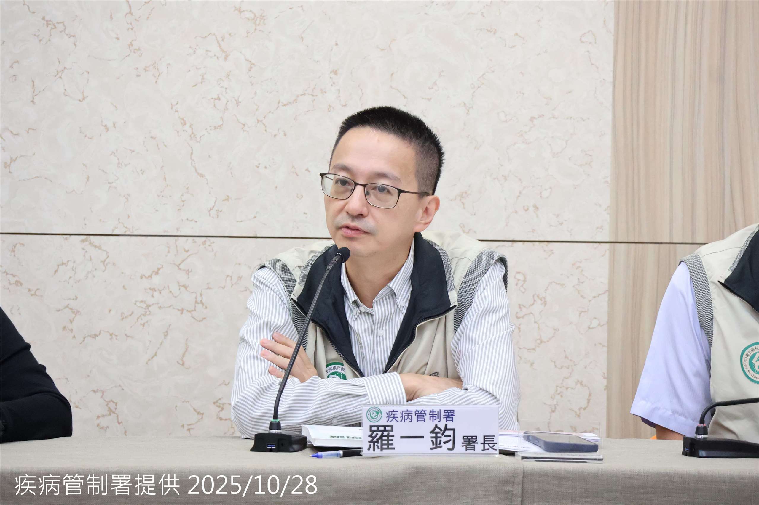 疾管署長羅一鈞提醒，秋冬氣溫下降，流感疫情可能在12月中到月底，再次捲土重來。(資料照/疾管署提供)