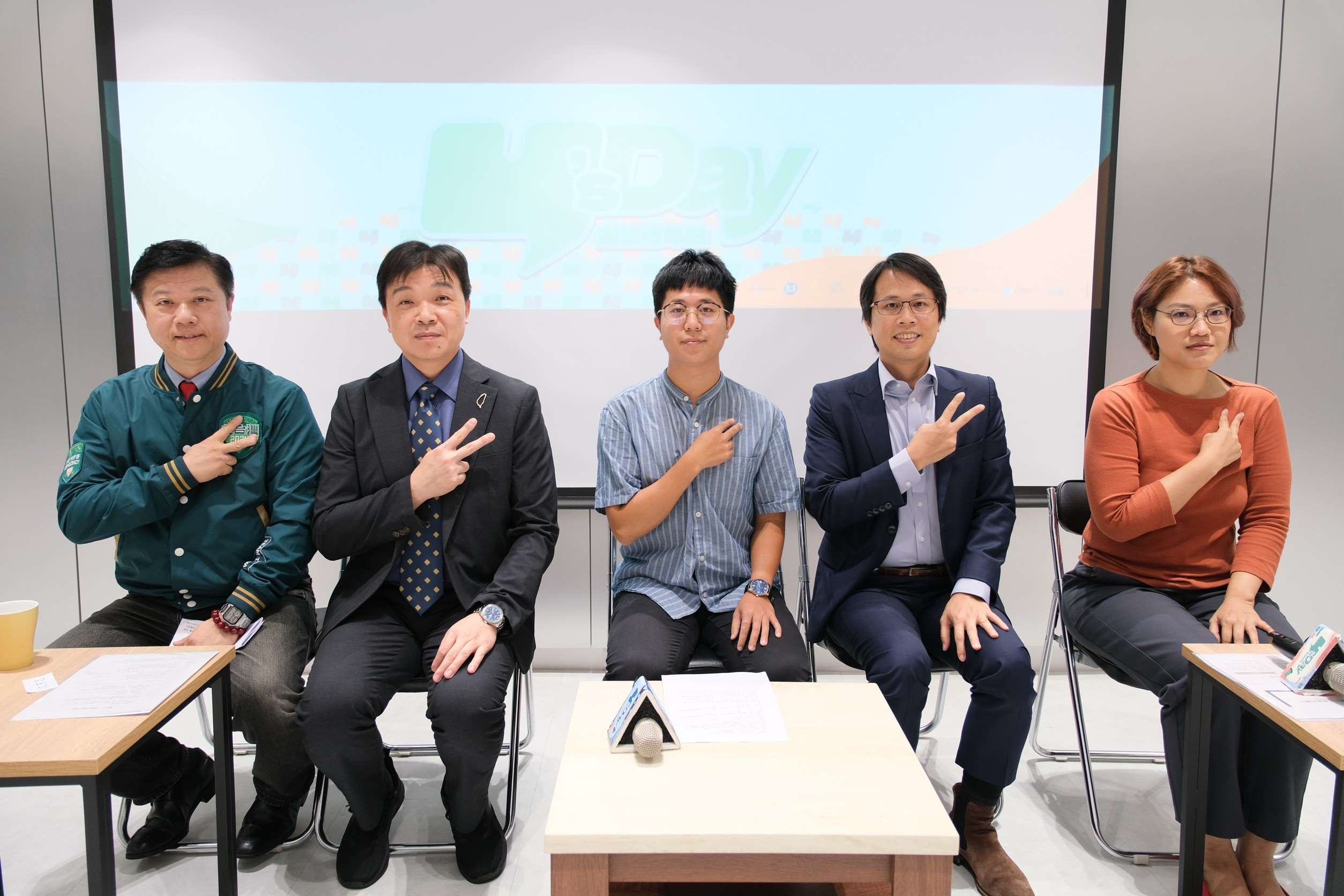 Y’s Day「週三青年日」活動，12日以「九二共識有共識嗎？九二共識的前世與今生」座談。圖左到右：吳峻鋕、沈有忠、張育萌、黎寶文、郭玫岑。(台灣智庫提供)