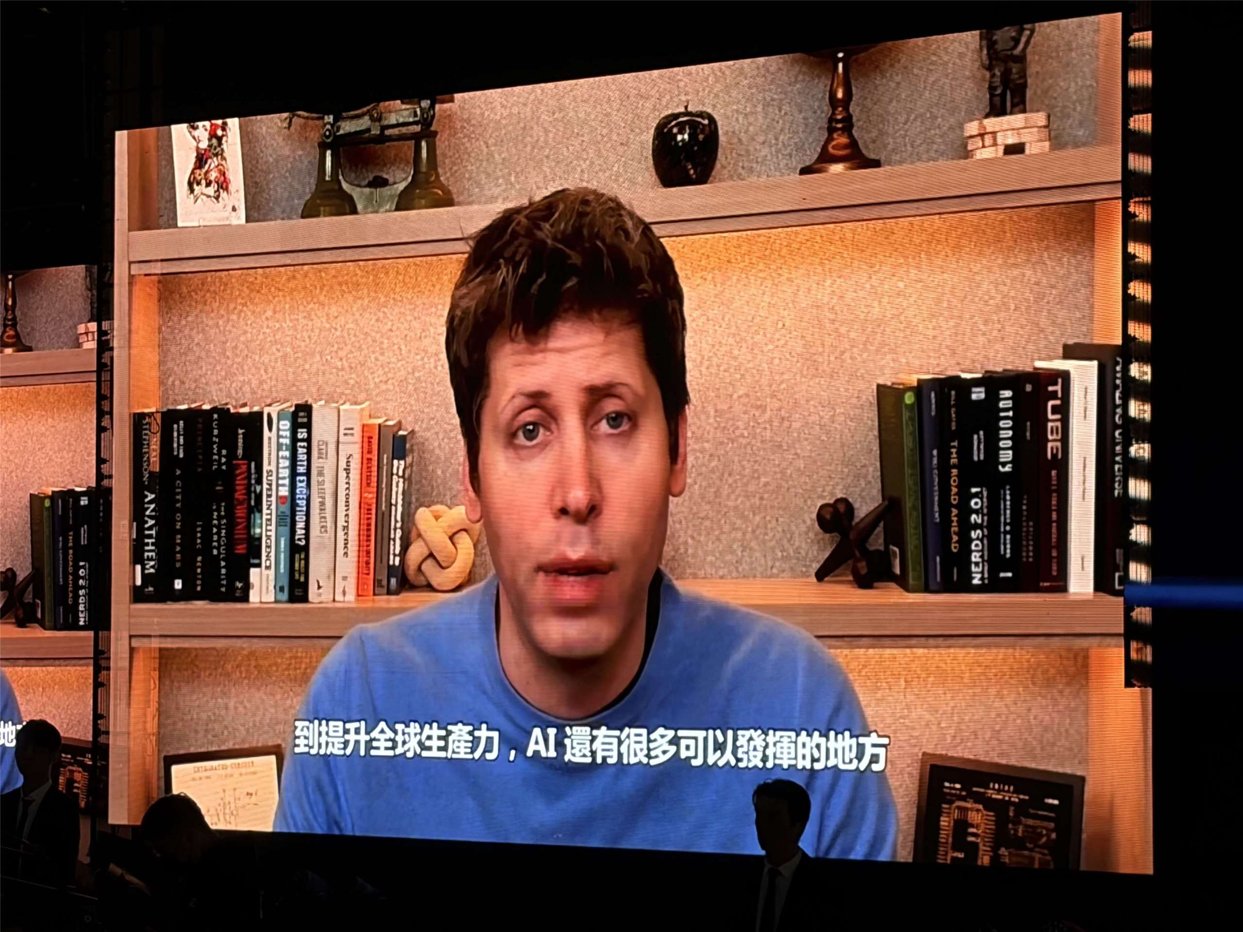 在2025鴻海科技日上，OpenAI執行長奧特曼透過影片指出，鴻海與OpenAI合作是確保AI時代的核心技術能夠在美國本土製造的第一步，相信將強化美國的領導地位。(蔡芃敏 攝)