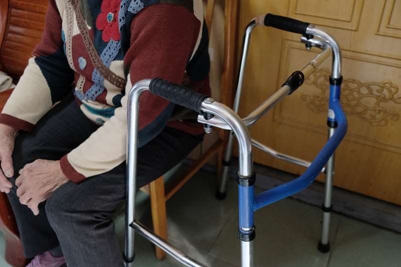 滿80歲申請外籍看護免評新制已於今年8月1日上路，至今申請數量未如預期踴躍。示意圖。(圖：中央社)