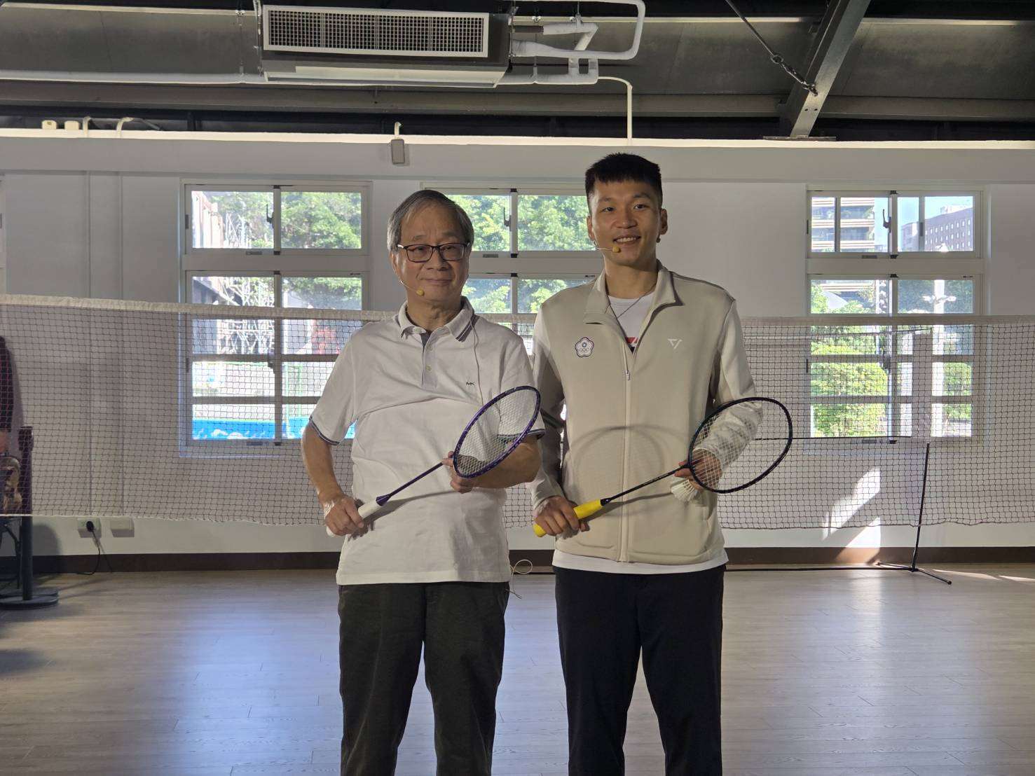 文化部長李遠(左)與運動部長李洋(右) 7日以羽球「會友」，為兩部會發行的文化幣、青春動滋券雙重加碼送政策行銷。(江昭倫 攝)