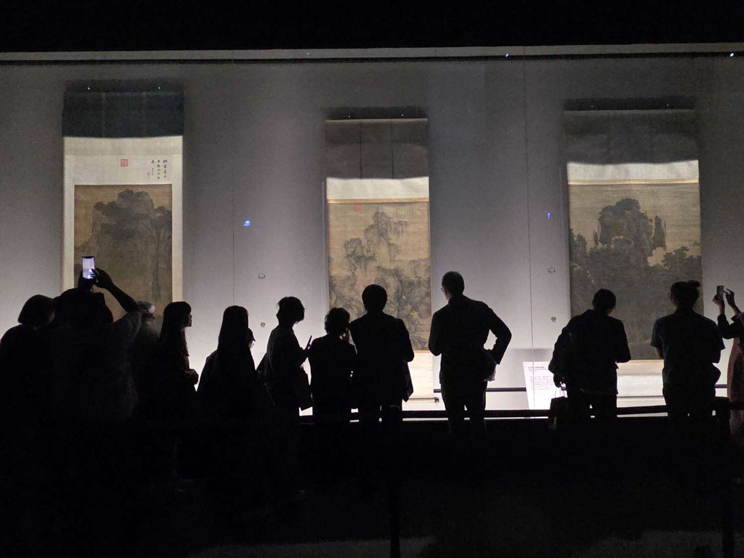 范寬〈谿山行旅〉(左起)、郭熙〈早春圖〉、李唐〈萬壑松風〉，嘉義故宮南院首度「同框」展出，吸引相當多民眾觀賞。(江昭倫 攝)