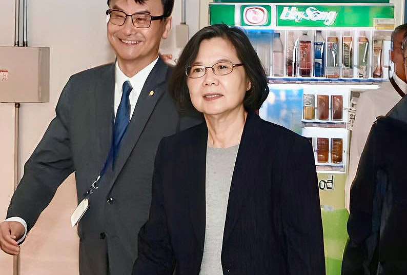 前總統蔡英文(前)8日晚間啟程前往德國，出席「柏林自由會議」(Berlin Freedom Conference)。(翻攝蔡英文臉書)