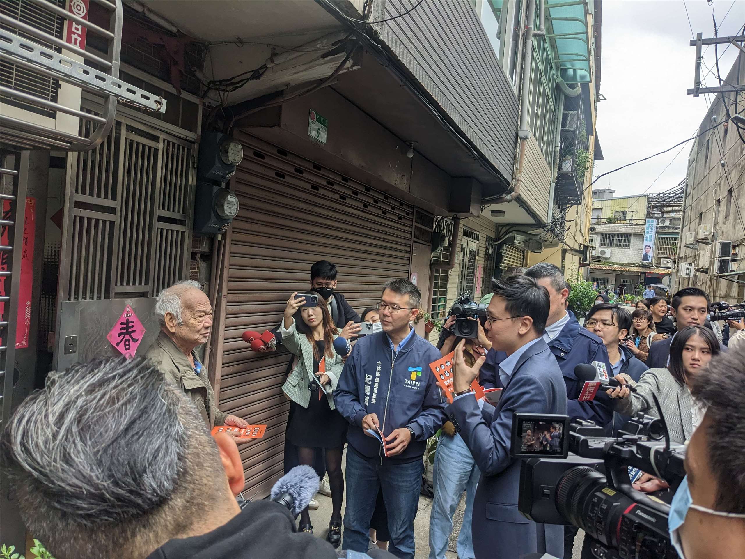 國安會副秘書長林飛帆21日到台北市士林區後港里訪查《台灣全民安全指引》發放情形，並親自發給當地民眾、簡介手冊內容。(陳念宜 攝)