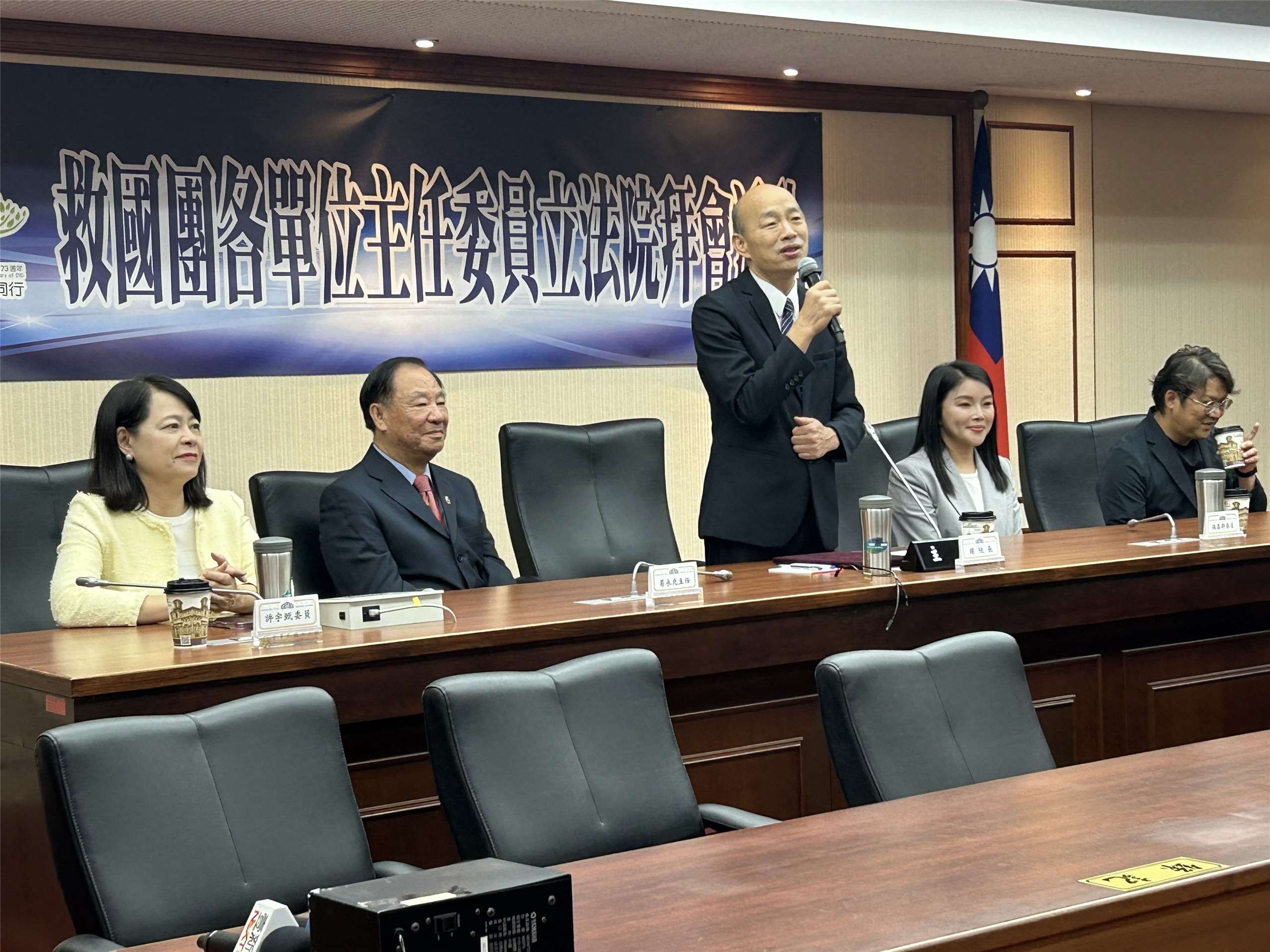 立法院長韓國瑜(左3)6日在國民黨立委張嘉郡、黃建賓、許宇甄陪同下，接見救國團全國各縣市主委一行。(趙婉淳 攝)