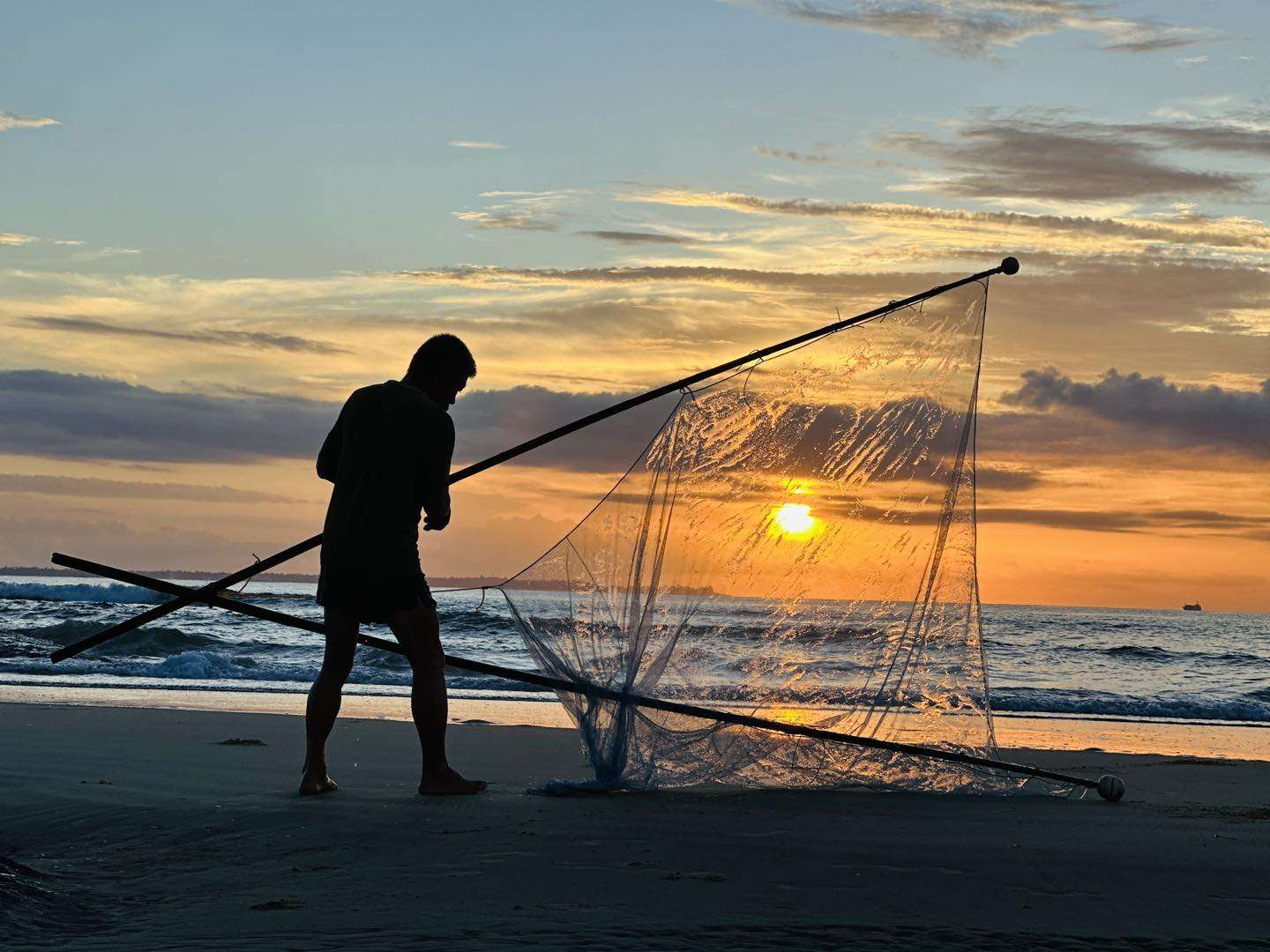 金門古崗的擼麥蝦捕撈 也網住了夕陽     本照片轉載自金門古岡自然村粉絲頁