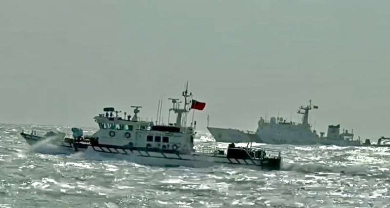 4艘中國海警船28日現蹤金門水域，海巡署巡防艇航前近迫監控，阻擋中國海警船深入金門水域，並透過中、英文無線電廣播要求海警船轉向航離。（海洋委員會海巡署金馬澎分署提供）