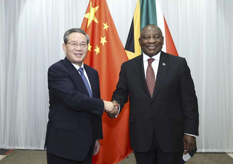 中國國務院總理李強(左)與南非總統拉瑪佛沙(Cyril Ramaphosa)(右)會面。(圖：中國政府網)