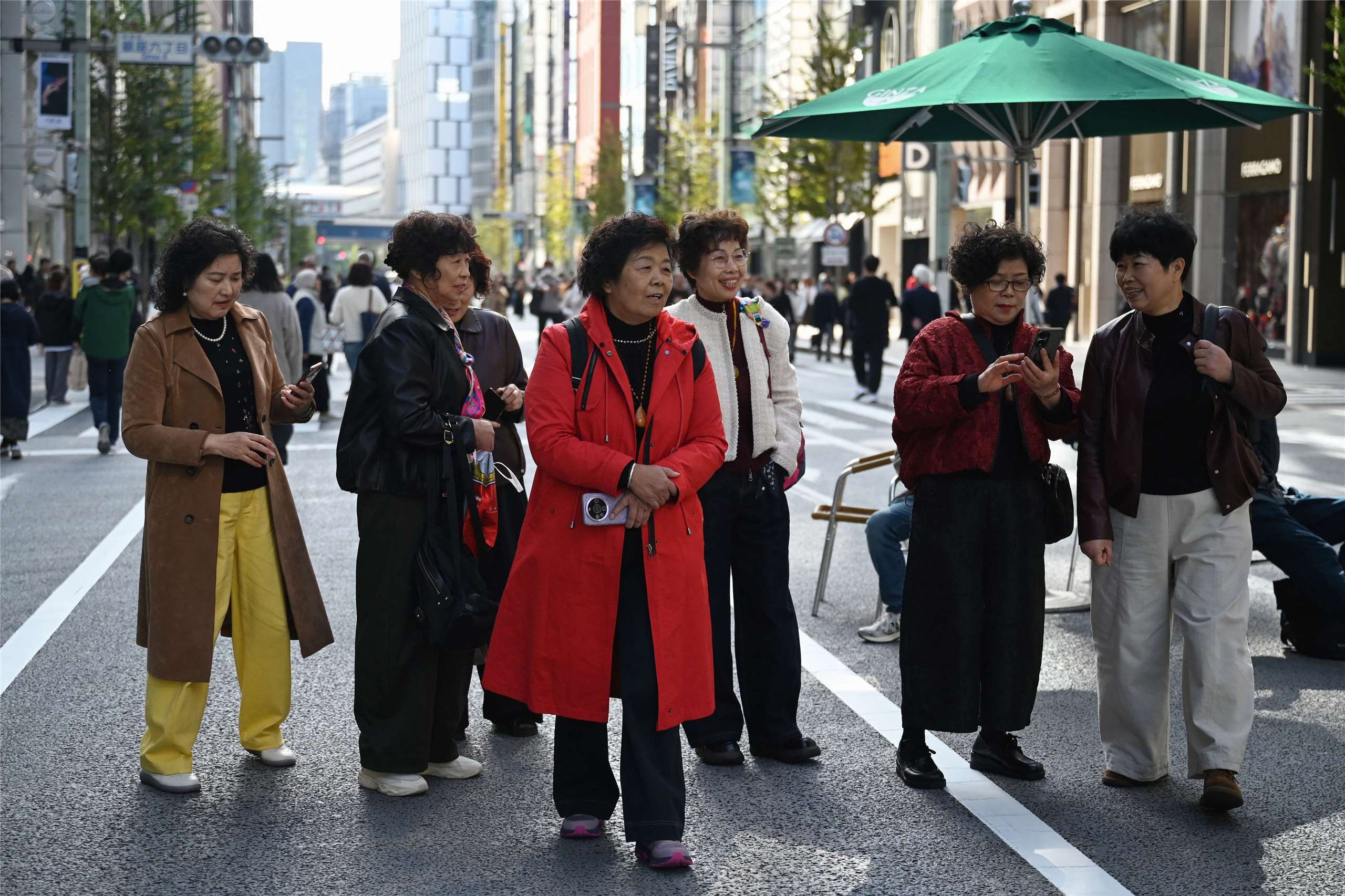 圖為2025年11月16日，東京銀座的中國遊客。
