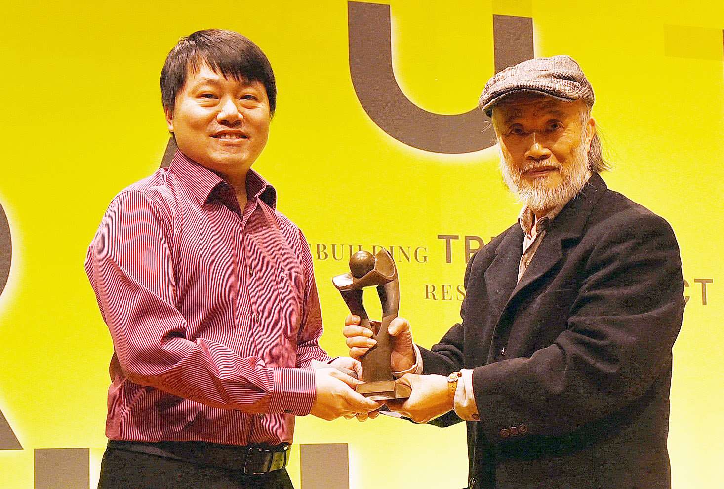 央廣記者陳國維(左)以作品《「香港媽媽」逾期居留 在台8年的喜與悲》，榮獲第24屆卓越新聞獎廣播新聞獎。(江麗華攝)