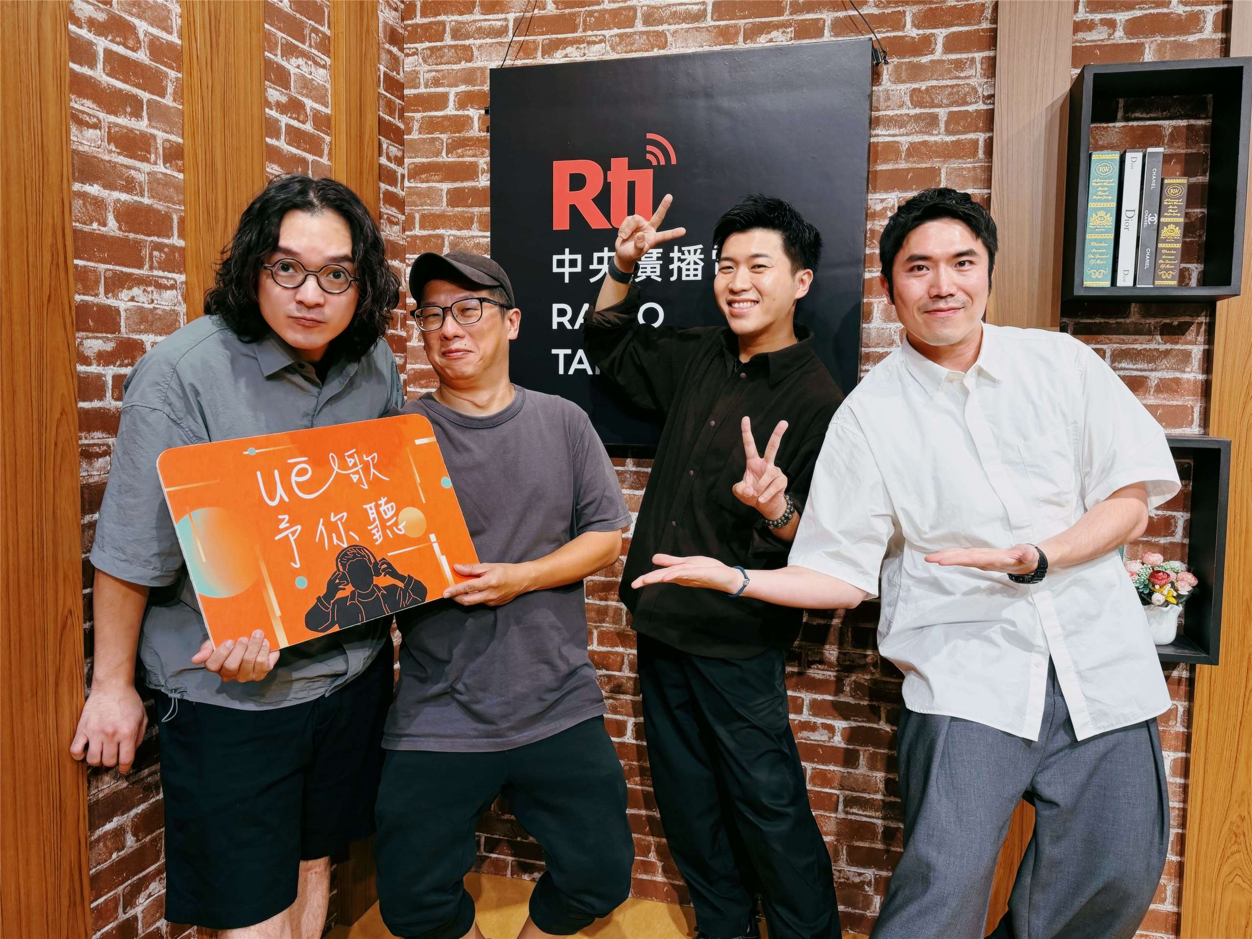 來賓同根生與主持人內克（右二）