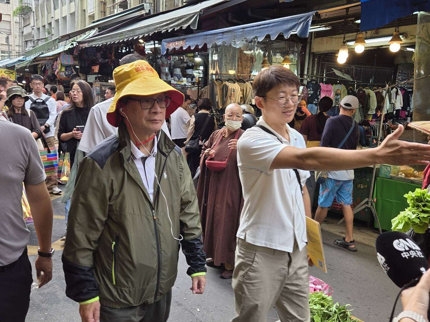 文化部長李遠(左)8日由「少年阿公」方子維(右)帶路，分享他與團隊藉由創立「來宜蘭迺菜市場」，以「市場學校」概念傳承傳統菜市場文化。(江昭倫 攝)