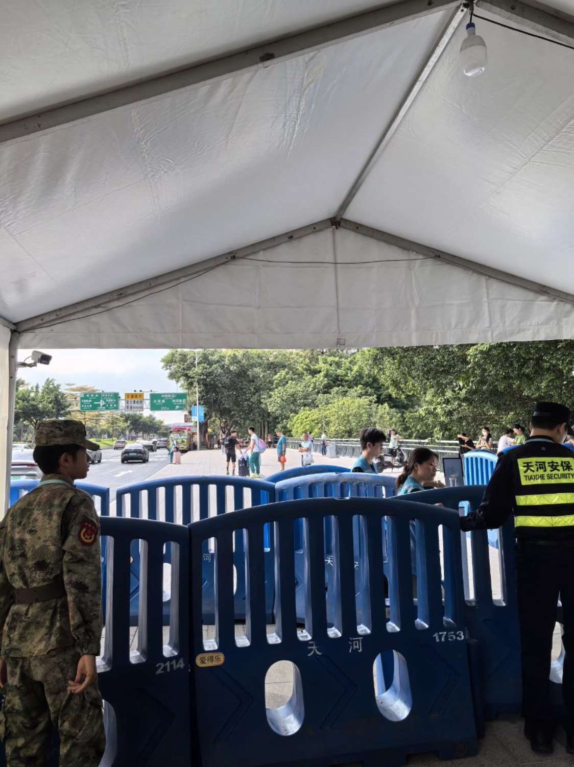 廣州因舉辦全運會，周邊社區被封鎖戒備，所有人員車輛一律不准進出。社區住戶下午2點後才可憑卡進出。圖中社區為中海康城。(李老師不是你老師的X平台) 