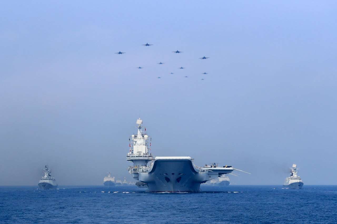 圖為中國解放軍海軍軍艦艇和戰鬥機在南海演習。資料照。