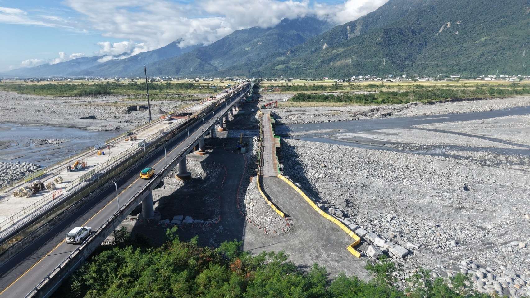 為維持正常民行，改建中的池上大橋採半半施工，先進行北上線改善，利用南下線維持雙向通行。（左：改善中的北上線、中：正常通行的南下線、右：供施工機具通行的施工便橋）(公路局提供)