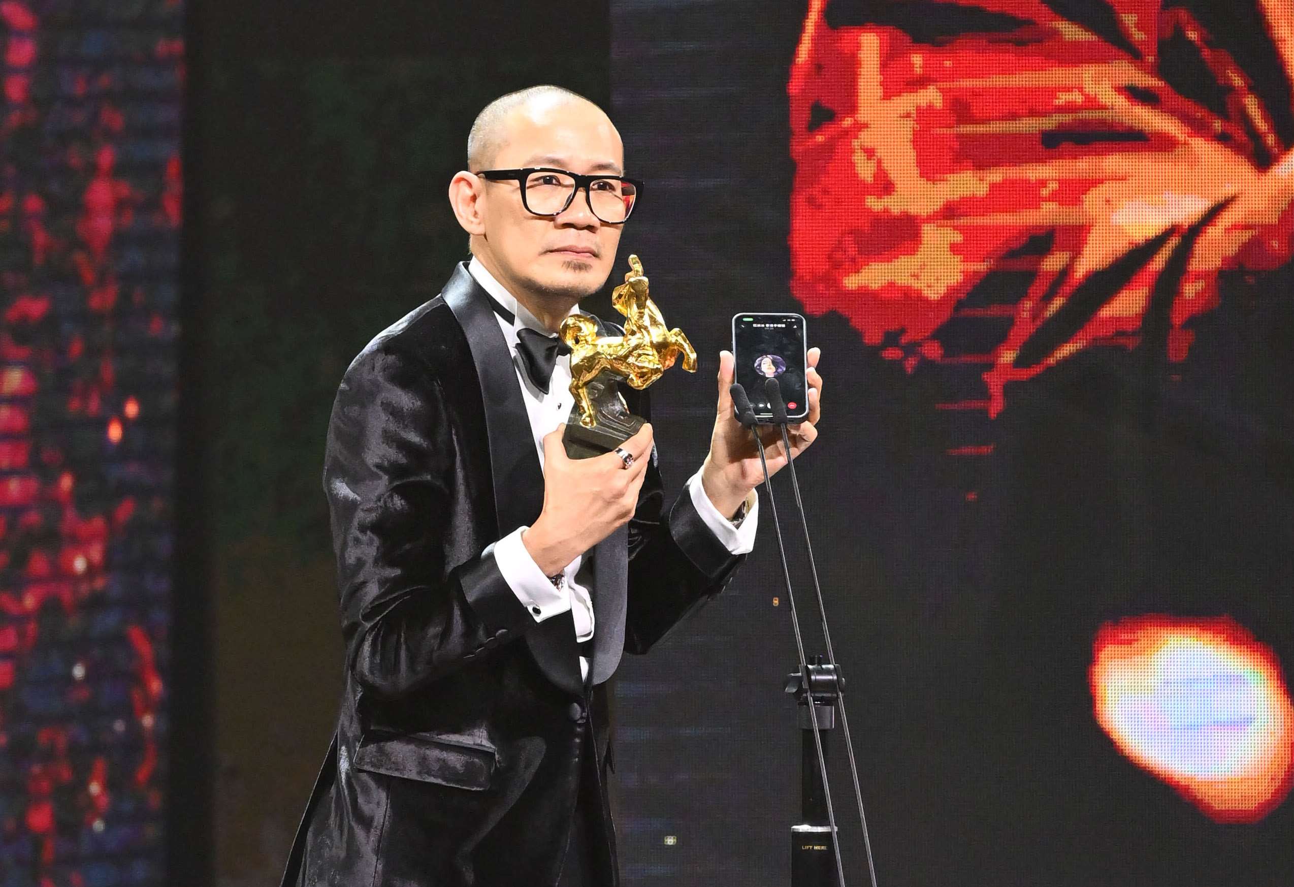 中國演員范冰冰以《地母》奪下本屆金馬影后，由導演張吉安代為領獎，她並透過電話連線向金馬獎深深致謝。(金馬執委會提供)