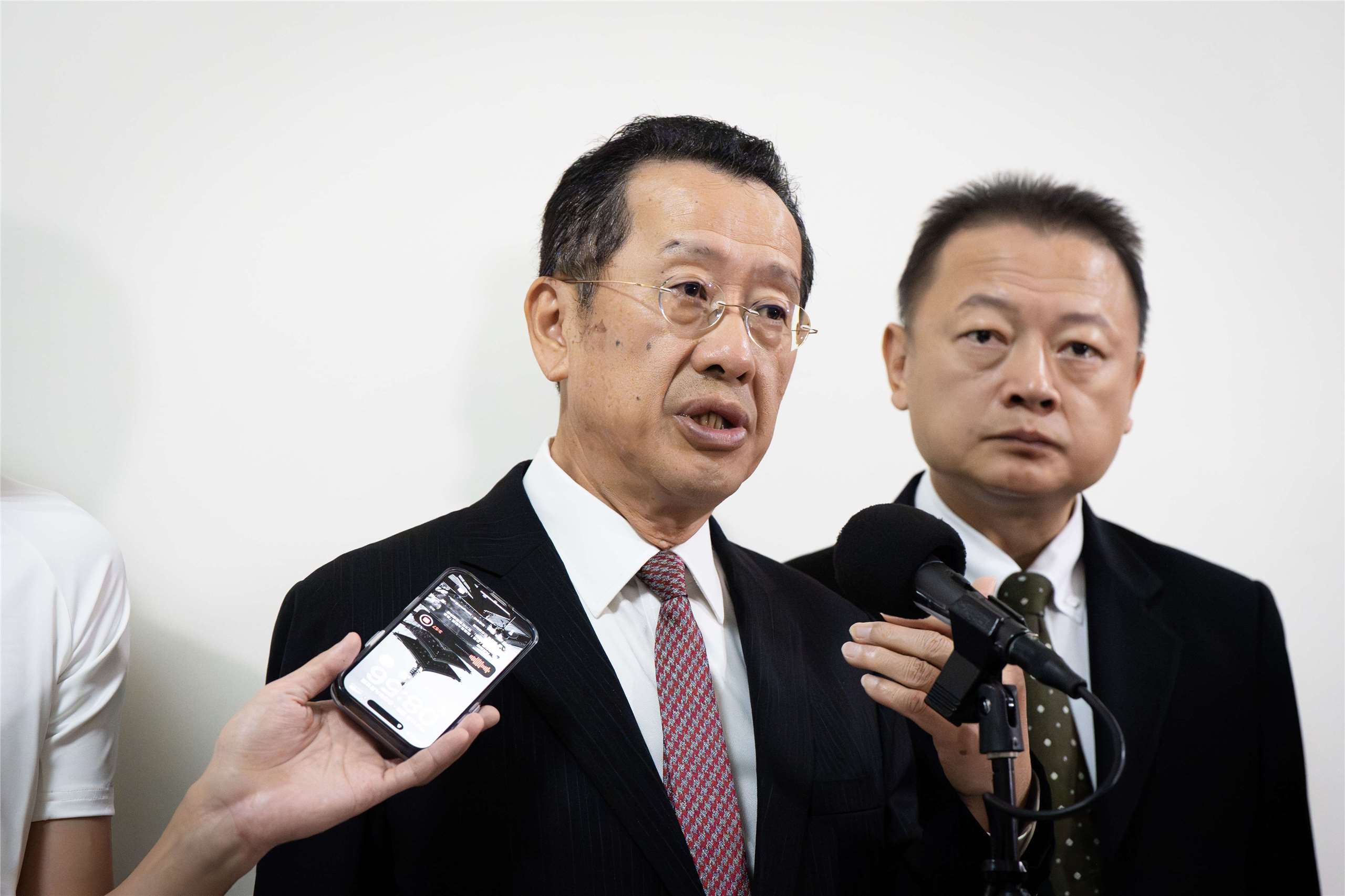 日前發生國軍救災時，AAV7兩棲突擊車不慎壓壞民間車輛事故。國防部長顧立雄13日在立法院強調，國軍辛苦執行救災任務，不會讓官兵承擔賠償的責任。(楊仁翔 攝)