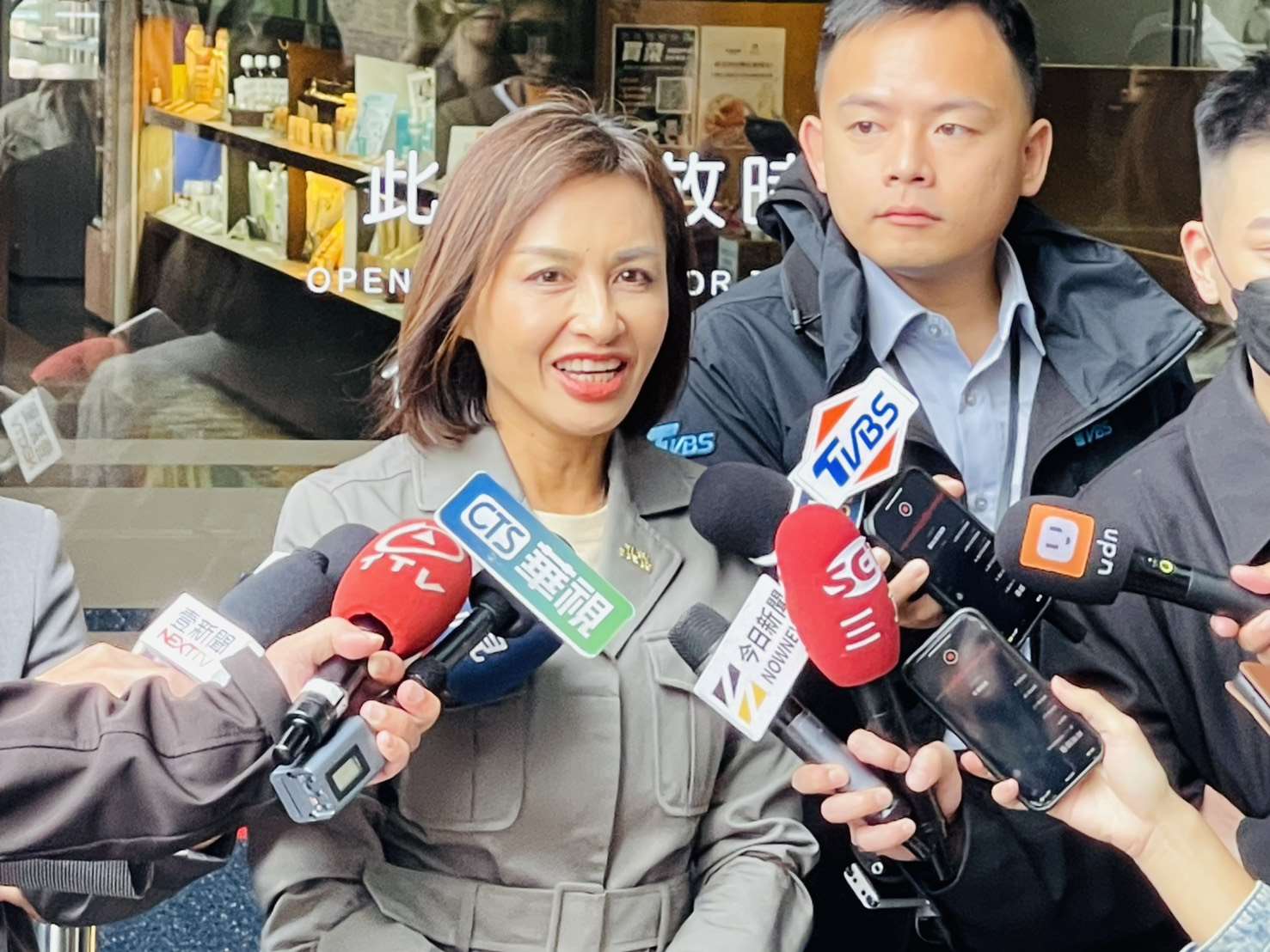 民進黨立委邱議瑩10日一早前往民進黨中央，領表登記高雄市長黨內初選。(鄭佑漢 攝)