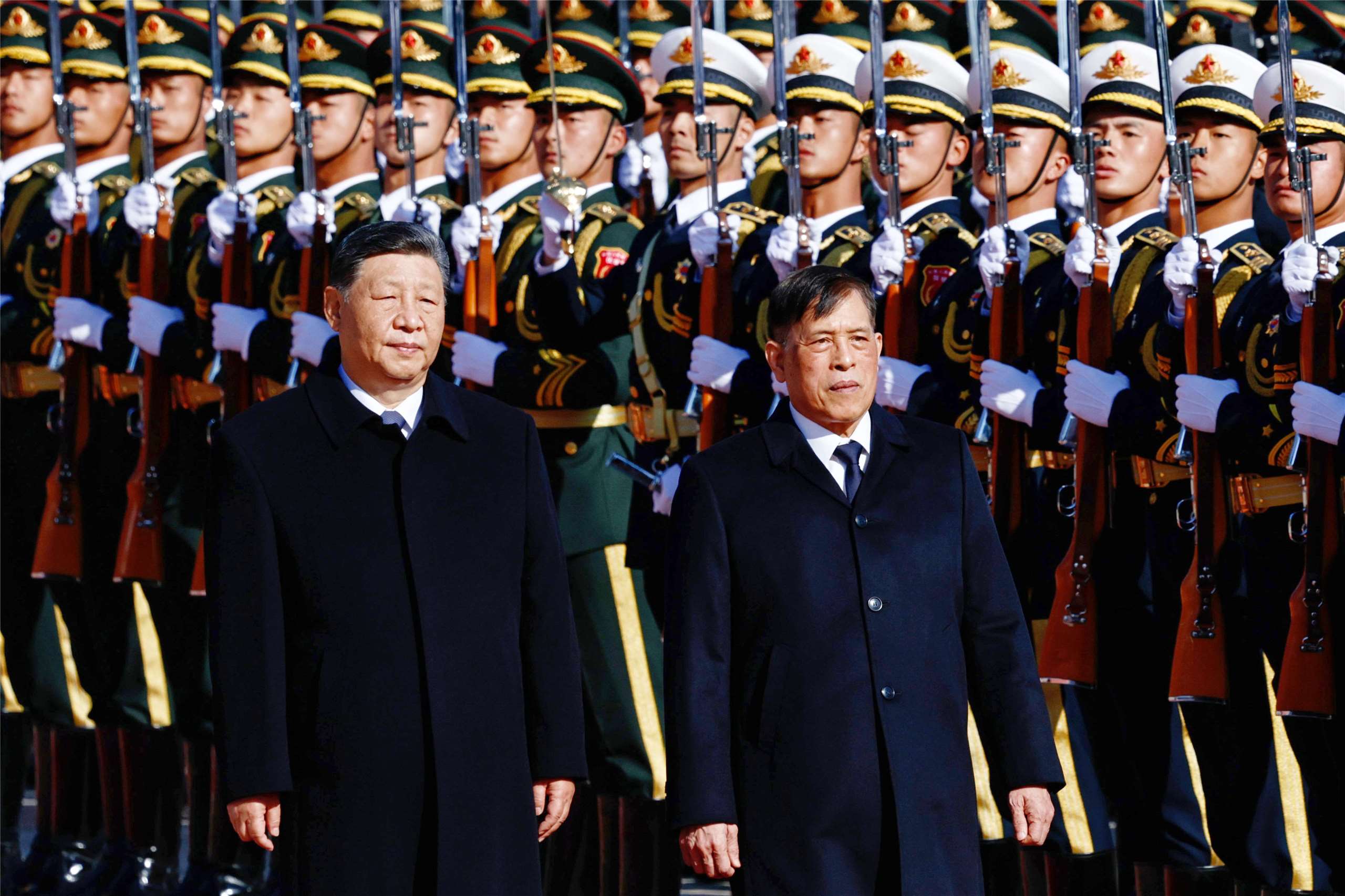 泰國國王瓦吉拉隆功(Maha Vajiralongkorn，右)14日訪問中國，左為中國國家主席習近平。(美聯社/達志影像)