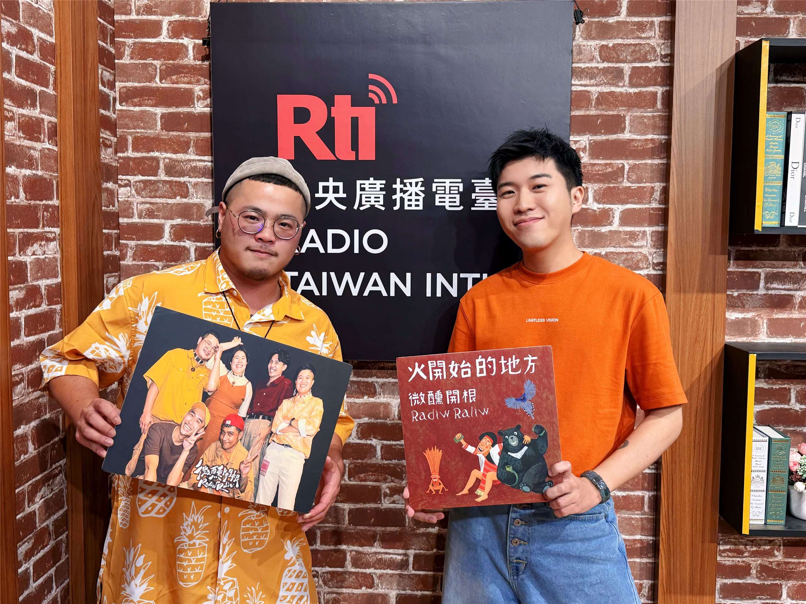 主持人內克與微醺開根團長Teymu Boya 以樂（左）