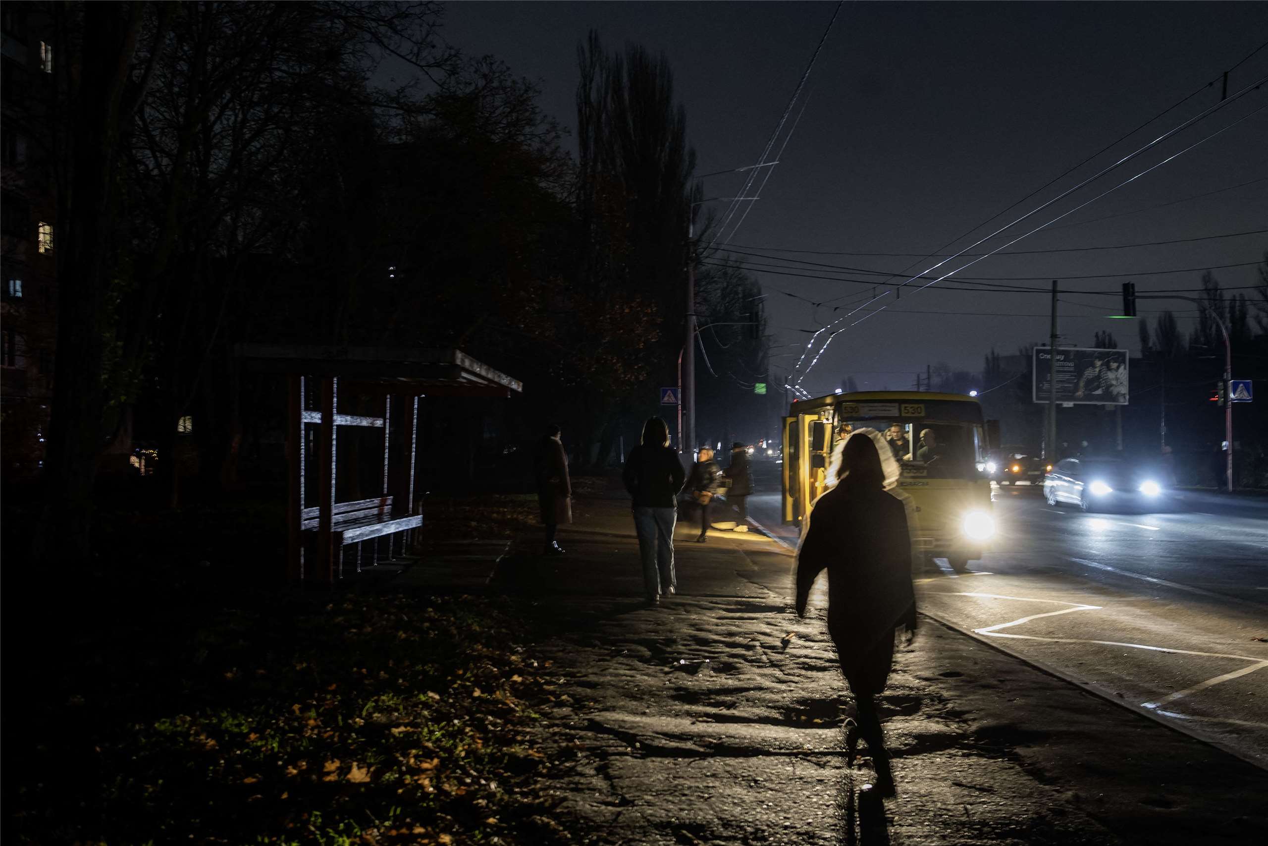 俄羅斯連夜對烏克蘭能源基礎設施發動了大規模攻擊後，烏克蘭首都基輔遭遇大規模停電，街道和居民樓一片漆黑。(AFP)