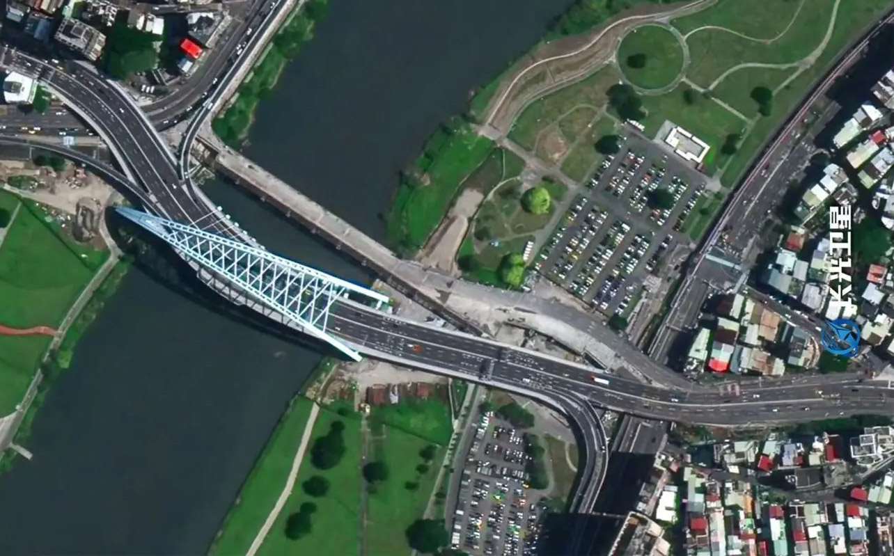 中國駐美大使館近日刊出衛星「吉林一號」俯瞰台灣的高解析度影像，有些街道及建築清晰可辨識。(翻攝「吉林一號」微信公眾號)