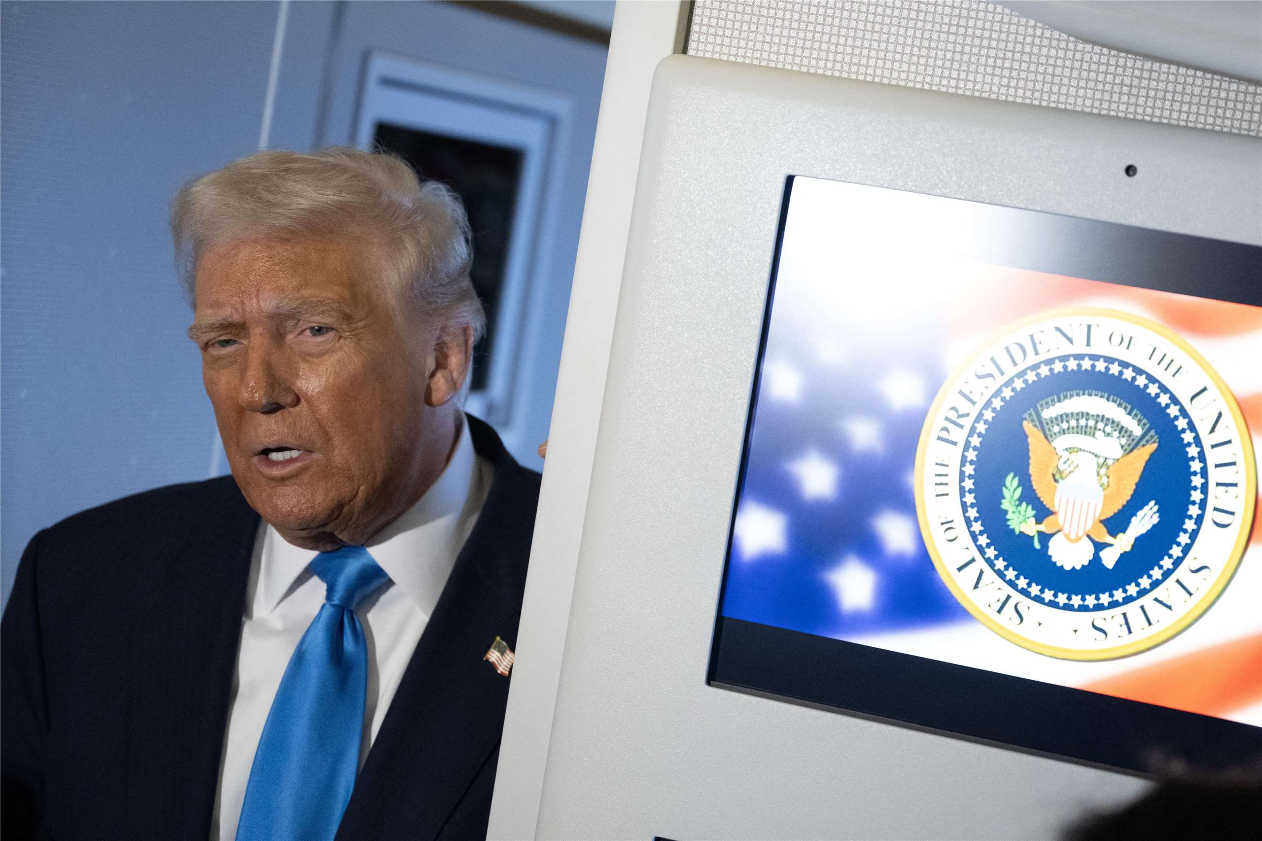 美國總統川普在空軍一號上接受採訪。 (檔案照)