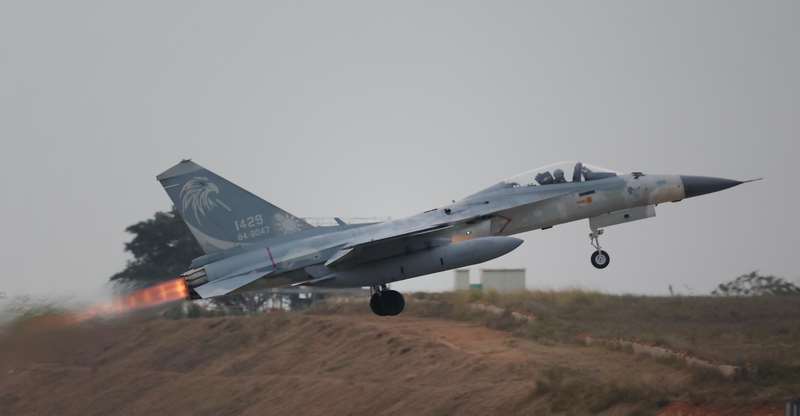 美國國務院批准對台3.3億美元的軍機零附件軍售案，內容包含F-16、C-130及IDF等機種的非標準零件、耗材及維修服務。圖為IDF戰機。資料照片。