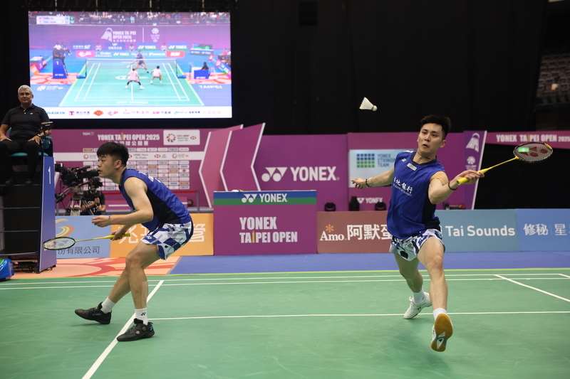 羽球男雙組合王齊麟（前左）、邱相榤（右）。資料照片。