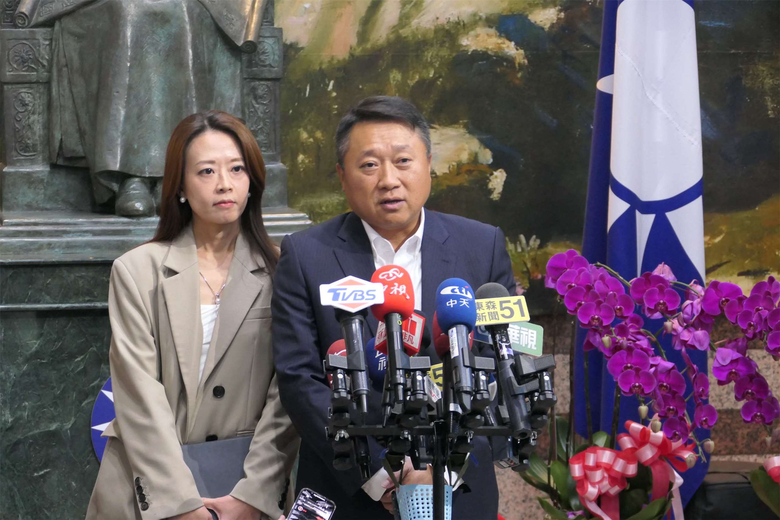 國民黨中常會今天(26日)通過直轄市長暨縣市長選舉候選人提名特別辦法，其中成立和民眾黨溝通的「兩黨協商工作小組」，國民黨副秘書長兼組發會主委李哲華(前右)表示，雙方會盤點需要合作且有競合的縣市，至於如何建立機制，將待未來協商處理。(趙婉淳 攝)