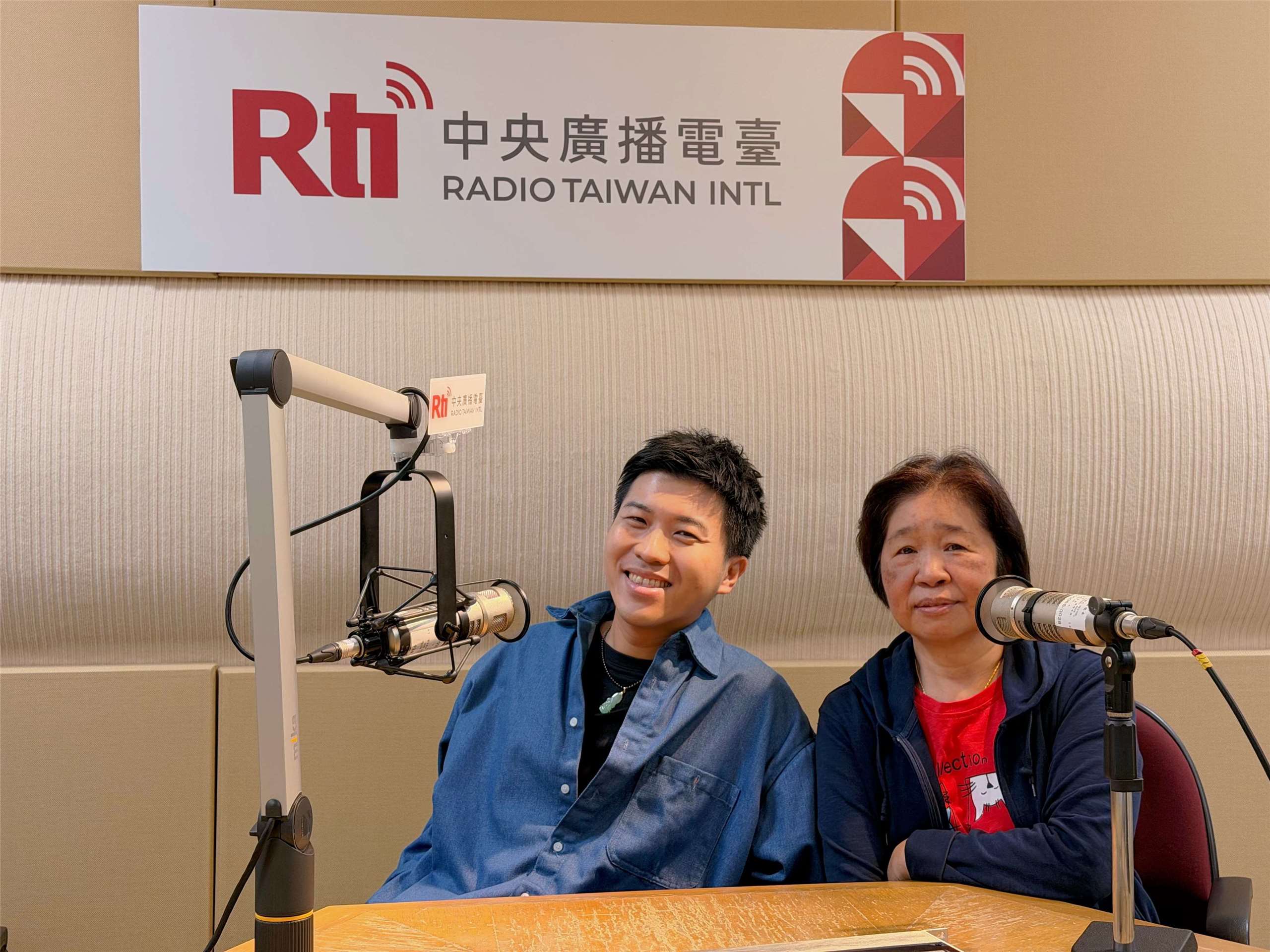 主持人內克與來賓陳秀慧（右）