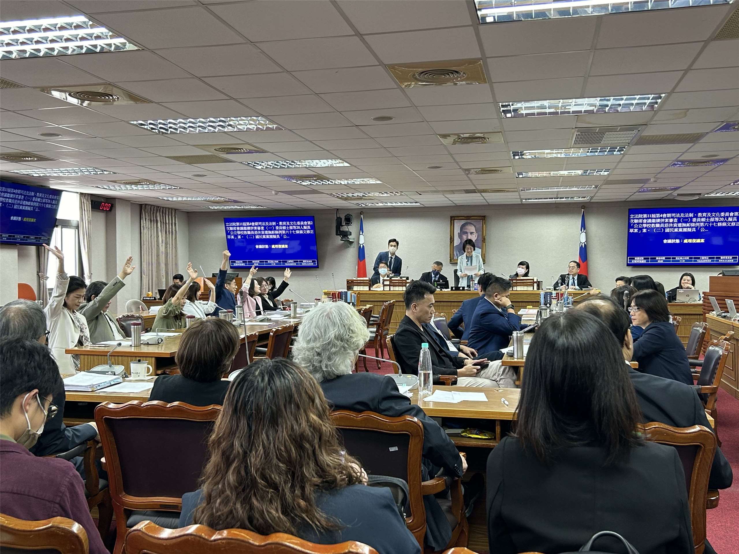 立法院司法及法制委員會今天(6日)審查停砍公立教師退休金的修法草案，朝野意見分歧，全數保留交黨團協商，民進黨立委反對全案送出委員會，但經表決，綠委(左邊舉手者)不敵藍、白立委人數優勢，最終通過初審。(趙婉淳 攝)