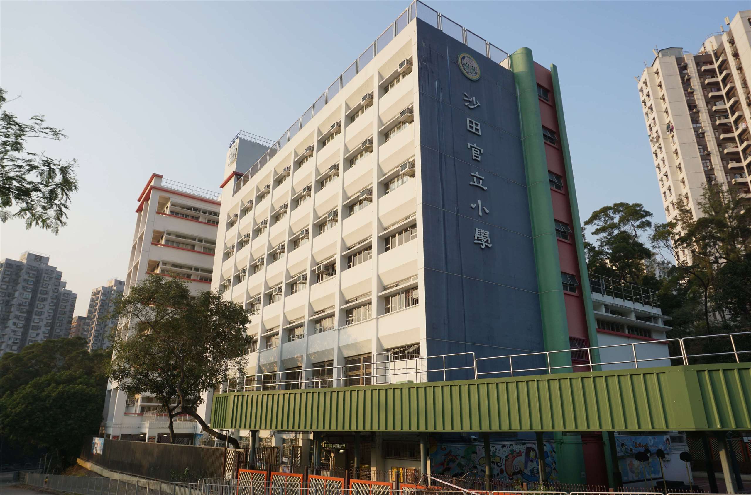 從來只使用繁體字的香港中小學，近日出現了變化。圖為接受學生在測驗及考試中使用簡體字的新界沙田官立小學外觀。資料照。(翻攝維基百科)