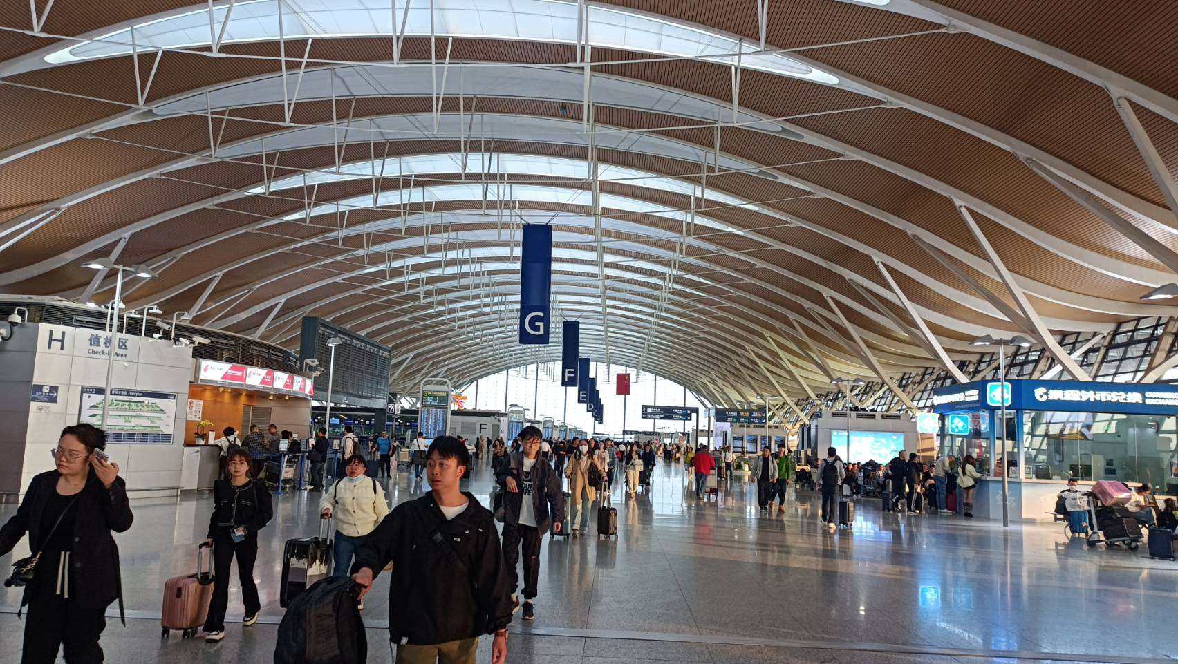 中國遊客赴日旅遊意願並未受到影響，上海浦東機場櫃檯前昨天仍擠滿中國旅客。(央廣資料照)