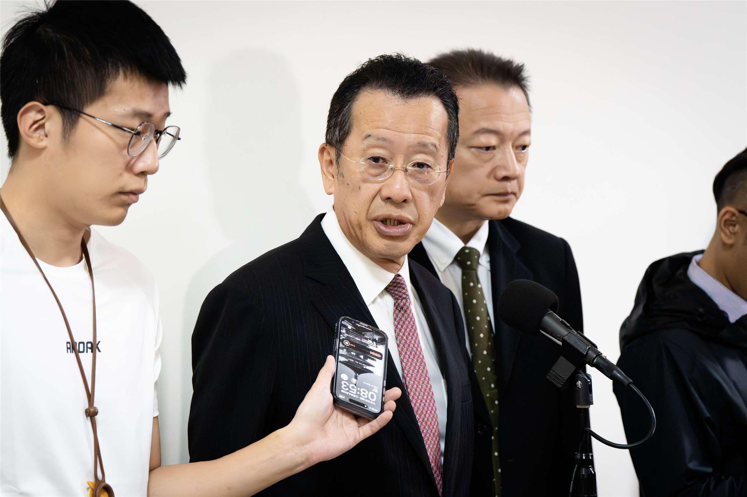 日前AIT處長谷立言拜會國民黨主席鄭麗文，傳出是討論國防預算、台美關係等議題。對此國防部長顧立雄13日表示，期盼國內能不分朝野，共同支持國防預算逐步提升，強化台灣自我防衛實力。(楊仁翔 攝)