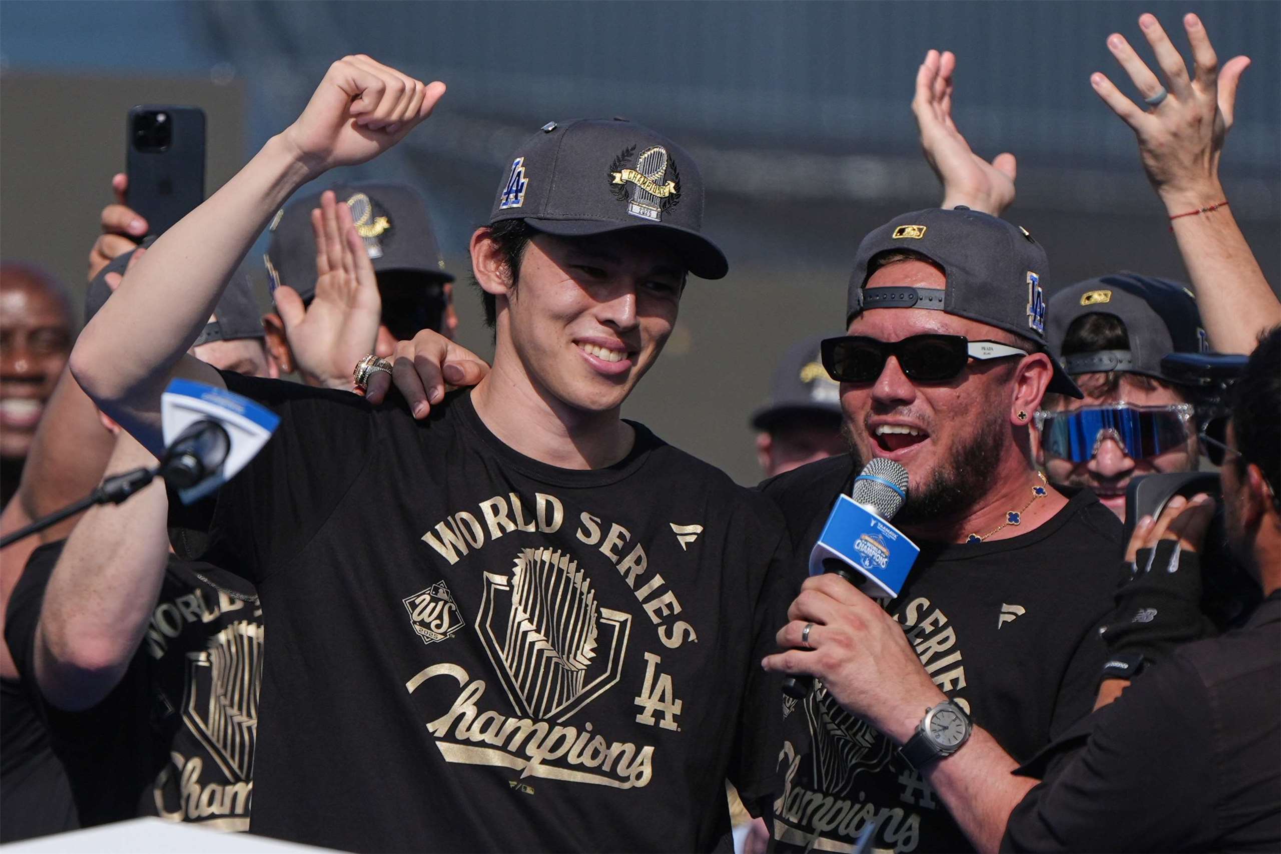 美國職棒大聯盟MLB洛杉磯道奇隊在世界大賽取得二連霸，選手3日出席封王遊行接受球迷歡呼。左為佐佐木、右為內野手羅哈斯(Miguel Rojas)。(美聯社/達志影像)