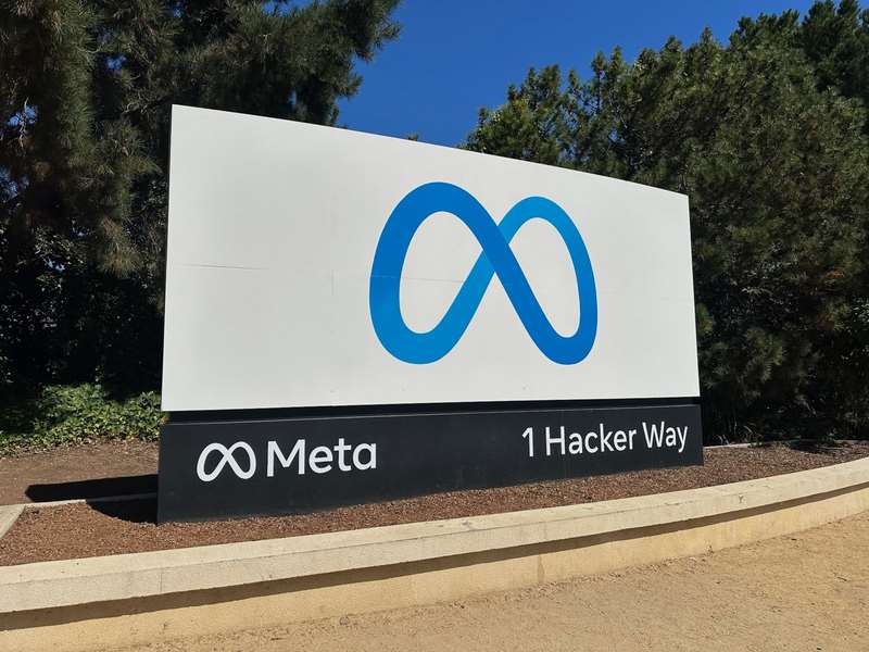 Meta靠推送詐騙廣告大發利市 美參議員籲調查。圖為Meta加州總部入口旁的大型招牌。 (圖：中央社檔案照)