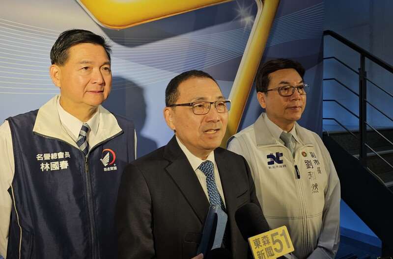 新北市長侯友宜（左2）23日回應媒體詢問藍白合議題。(中央社)